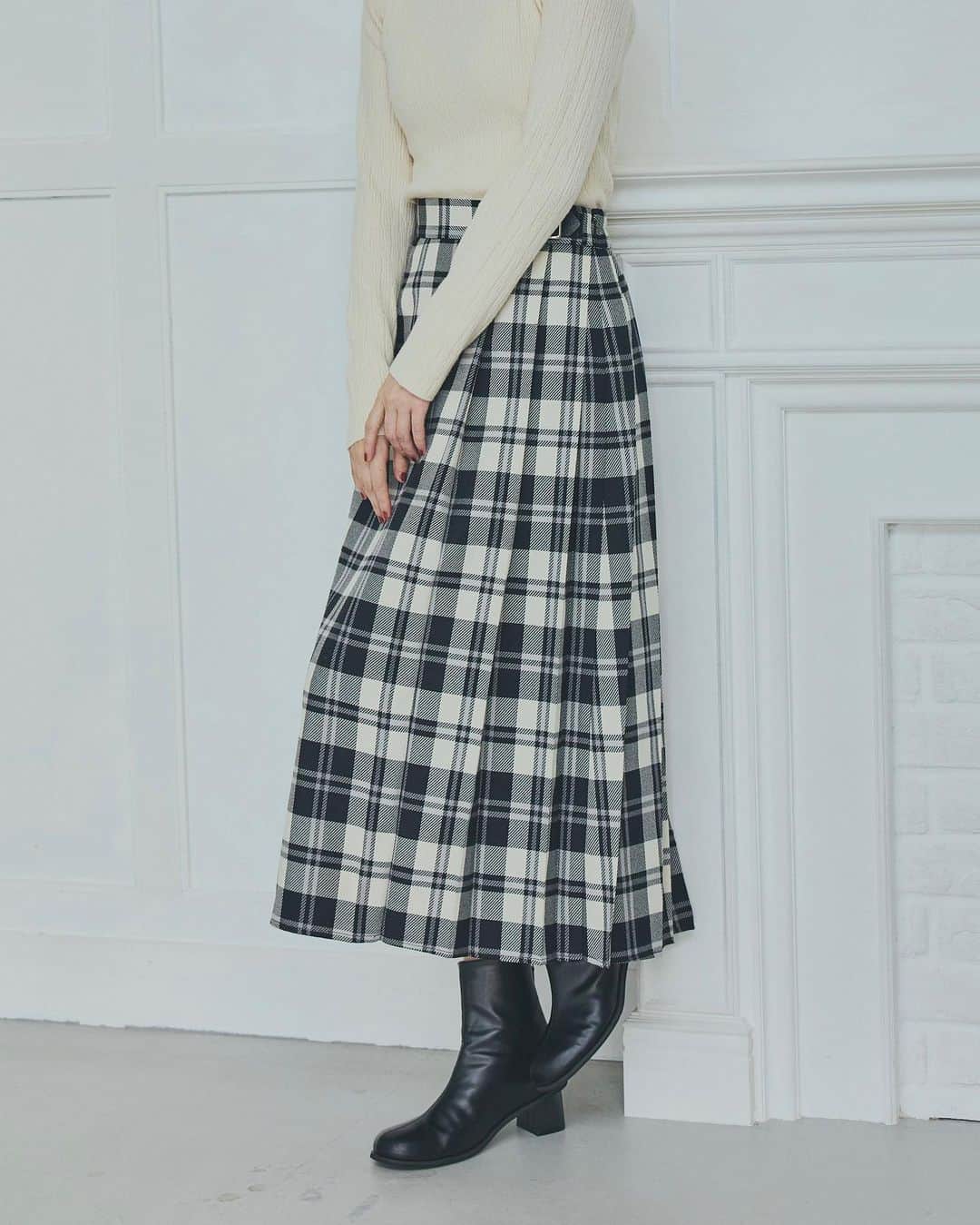 THE SHOP TKのインスタグラム：「"気分は柄スカート"  今年は柄スカートが豊富に チェックやストライプなど冬のコーディネートにも相性◯な柄なので、ぜひチェックしてみてください！  　　 【チェックキルトデザインスカート】 price_¥6,490-tax in  【千鳥＆ストライプニットスカート】 price_¥5,390-tax in  　  ※ アイテム詳細は🏷 もしくは @theshoptk_official トップページ内URLからご覧下さい。 　   #theshoptk #ザショップティーケー #スカート #スカートコーデ #柄スカート #フレアスカート」