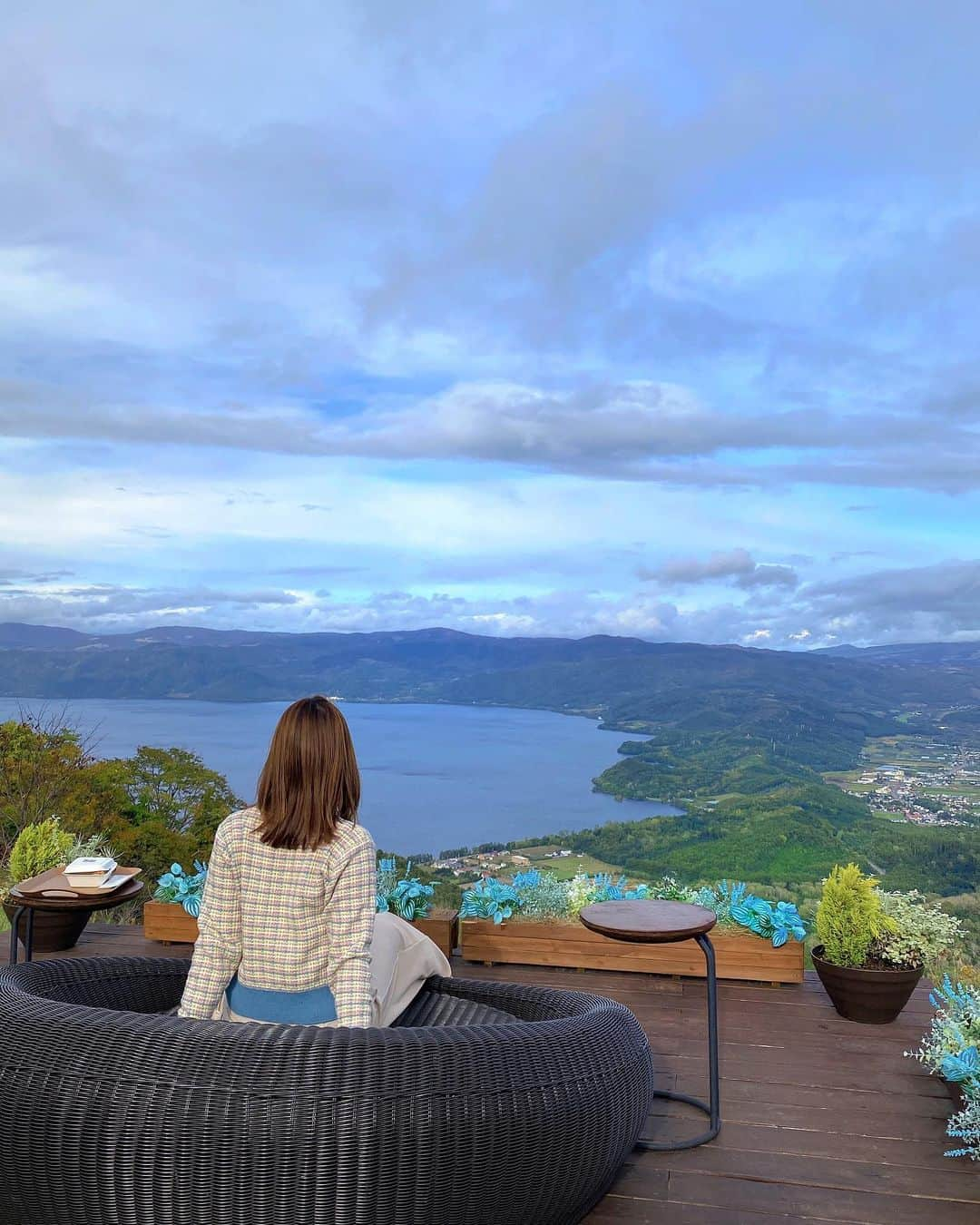 佐藤朱のインスタグラム：「有珠山テラス🌿⛰ . ロープウェイに乗って展望台へ！🚠 洞爺湖と昭和新山をゆったりと眺めながら 大自然を満喫しました✨ #有珠山 #洞爺湖 #昭和新山 #北海道 #ジオパーク #テラスカフェ」