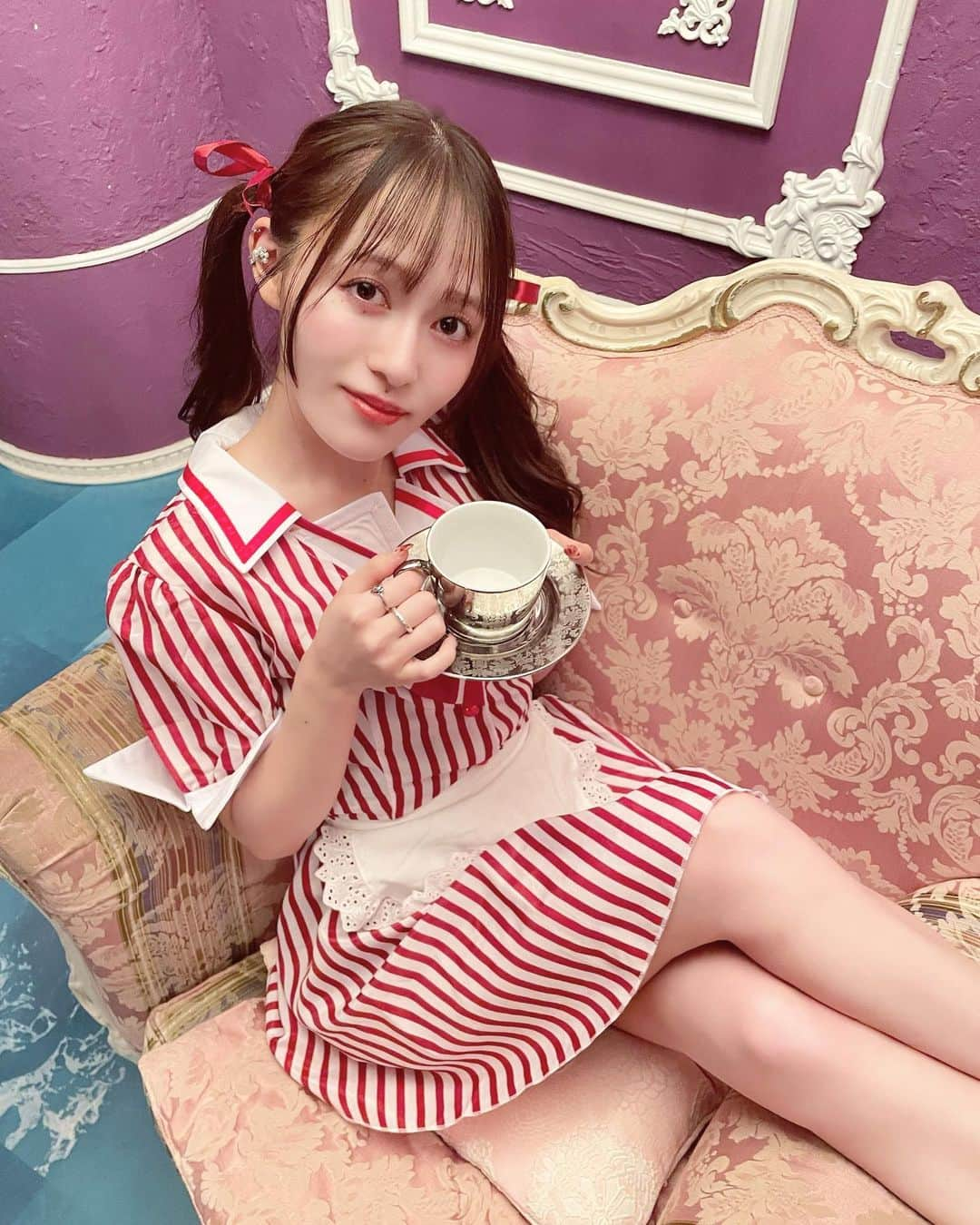 三浦菜々子のインスタグラム：「こんにちは11月。 あっという間だね、11月って実感が湧かないけど ハロウィンが終わるとすぐに街全体がクリスマスになるこの感じとてもすき🎄  ハロウィンまでに載せ損ねたコスプレ載せとくね🥳  #白キャン #真っ白なキャンバス #アイドル #idol #三浦菜々子 #ハロウィン #ハロウィンコスプレ #アメリカンダイナー #アメリカンダイナー風」