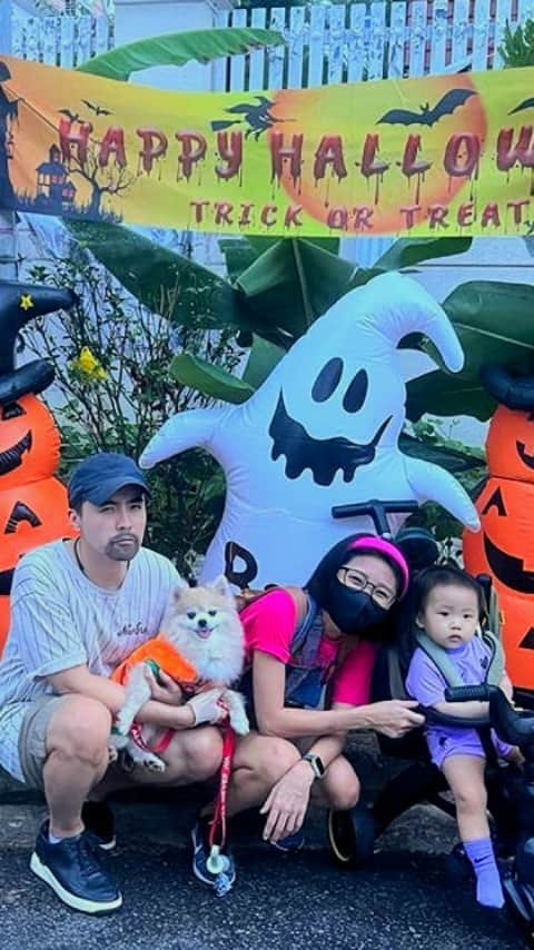 何維健のインスタグラム：「🎃 Our first dip into the spooky world of trick-or-treating with Nori and @uni_hoh was like a comedy horror movie!   The neighborhood brought out their 'A' game with decorations, and Nori, our fearless explorer, remained cool as a cucumber in the face of all the spooks.   Uni might be scratching her head, wondering why humans do this to themselves, but she played along like the supportive big sister she is! 😂👻🏡   #NoriTheBrave #UniIsConfusedButGame #halloween #happyhalloween #community #neighborhood #familyouting」