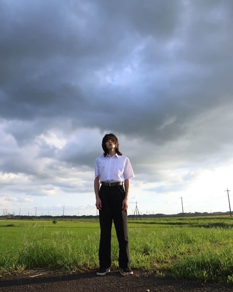 タカハシシンノスケのインスタグラム：「「社会性もなく、孤高に進むことも出来ない半端で卑怯な自分が可愛かったー」  Photo Ayano Sudo @ayano_sudo   写真集「夢の話」より本誌カットを公開します。  11/3まで https://ayanosudo.thebase.in/にて受注販売中です！ 「夢の話」関連グッズも受注販売中です！ プロフィールのリンクからどうぞ！  本誌掲載の学生服を着たルックです。 淀んだ空と田園風景、陰鬱に見つめる少年。 郊外で撮影した、この作品は誰しもが持つ原風景と クラスに1人は居たような、あいつ。 誰もがなり得る人物像を切り取りました。 本誌には他写真を多数掲載しています。 ぜひ、お手に取ってご覧ください。  #タカハシシンノスケの夢の話　 #須藤絢乃」