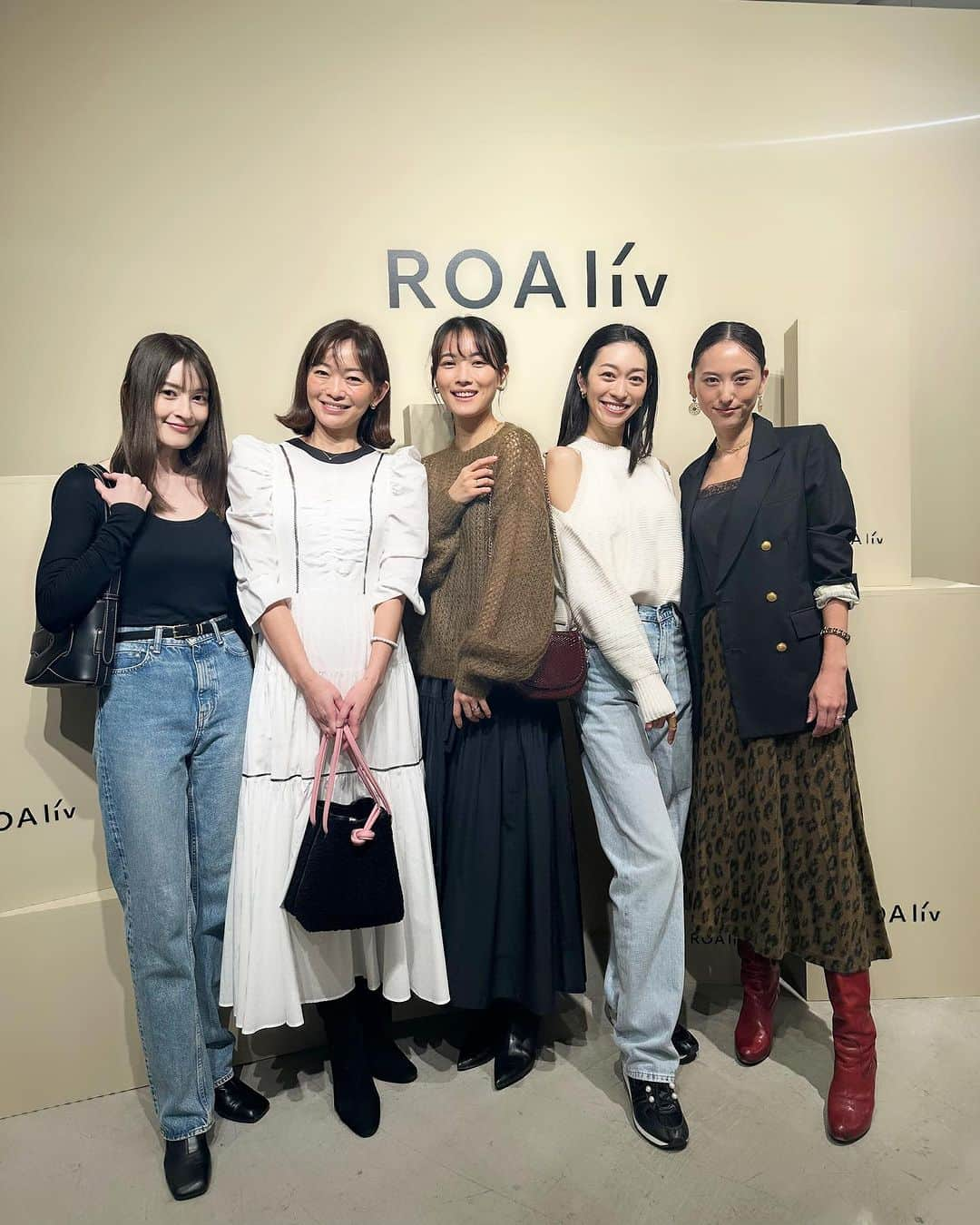 熊澤枝里子さんのインスタグラム写真 - (熊澤枝里子Instagram)「・ @roaliv.official 新しくリニューアルローンチしたブランド、ロアリブフレグランスのイベントに行ってきました。 マスク生活もすっかり落ち着き、既にそんな日々を忘れつつありますが、そのおかげで今の気分に合わせたフレグランスが欲しいなぁと思ってました。 今の私の気分はリネンからふわっと香るような柔らかくて温かい香り☺️ 12種類もあるので迷いつつ。ボトルサイズもコンパクトなのが使いきれるし、持ち運びもできるしありがたい😚  チームイデアのみんなで🧡💛🧡  #ROAliv #ロアリブ #フレグランス #PR」11月1日 21時23分 - kumazawa_eriko