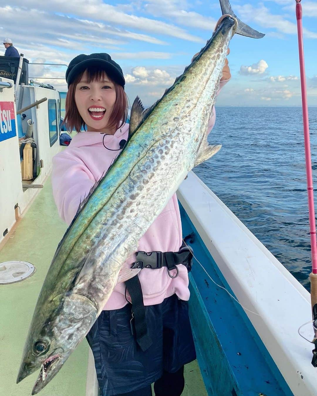 井上直美さんのインスタグラム写真 - (井上直美Instagram)「先日、東京湾奥のさわ浦丸さんに世話になってルアーサワラを楽しんで来ました（╹◡╹） サワラって神出鬼没だしブレードゲームは鬼の早巻きだしちょっとスポーツ根性みたいな所あるのですが、筋肉喜ぶ系の釣りは結構好きですし今回使った3500番のリールは1回転の巻量があるので最後まで苦痛なく楽しく釣りが出来ました👍 しかも、パターン見つけて連発したり最後はミノーで船中最大が釣れたりなんだか涙が出るくらい良い釣りが来ました。船長さんもおちゃめでまた遊びに行きたくなる船宿さん。 詳しくは本日発売のつり情報に詳しく書きましたので読んで頂けたら嬉しいです。  🐟タックルデータ🐟 （ブレードゲーム） ロッド♡テイルウォーク ボートゲーマーSSD S610M + リール♡ テイルウォーク スピーキー3500S XGX ライン♡アプロード ソルトマックス GT-R PE 1.5 号 リーダー♡アプロード ソルトマックス ショックリーダーモバイル タイプF 25lb ルアー♡ブレードジグ40g〜50g サングラス♡宅配のめがねやさん  （キャスティング） ロッド♡テイルウォーク ボートゲーマーSSD Nリミテッド S73M  リール♡ テイルウォーク スピーキー3500 HGX ライン♡アプロード ソルトマックス GT-R PE 1.5 号 リーダー♡アプロード ソルトマックス ショックリーダーモバイル タイプN 25lb ルアー♡ミノー サングラス♡宅配のめがねやさん  　#PR  #つり情報　#ルアーサワラ　#サワラ釣り　#なおちゃんねる　#さわ浦丸　#テイルウォーク　#サンヨーナイロン」11月1日 21時23分 - naochingyo