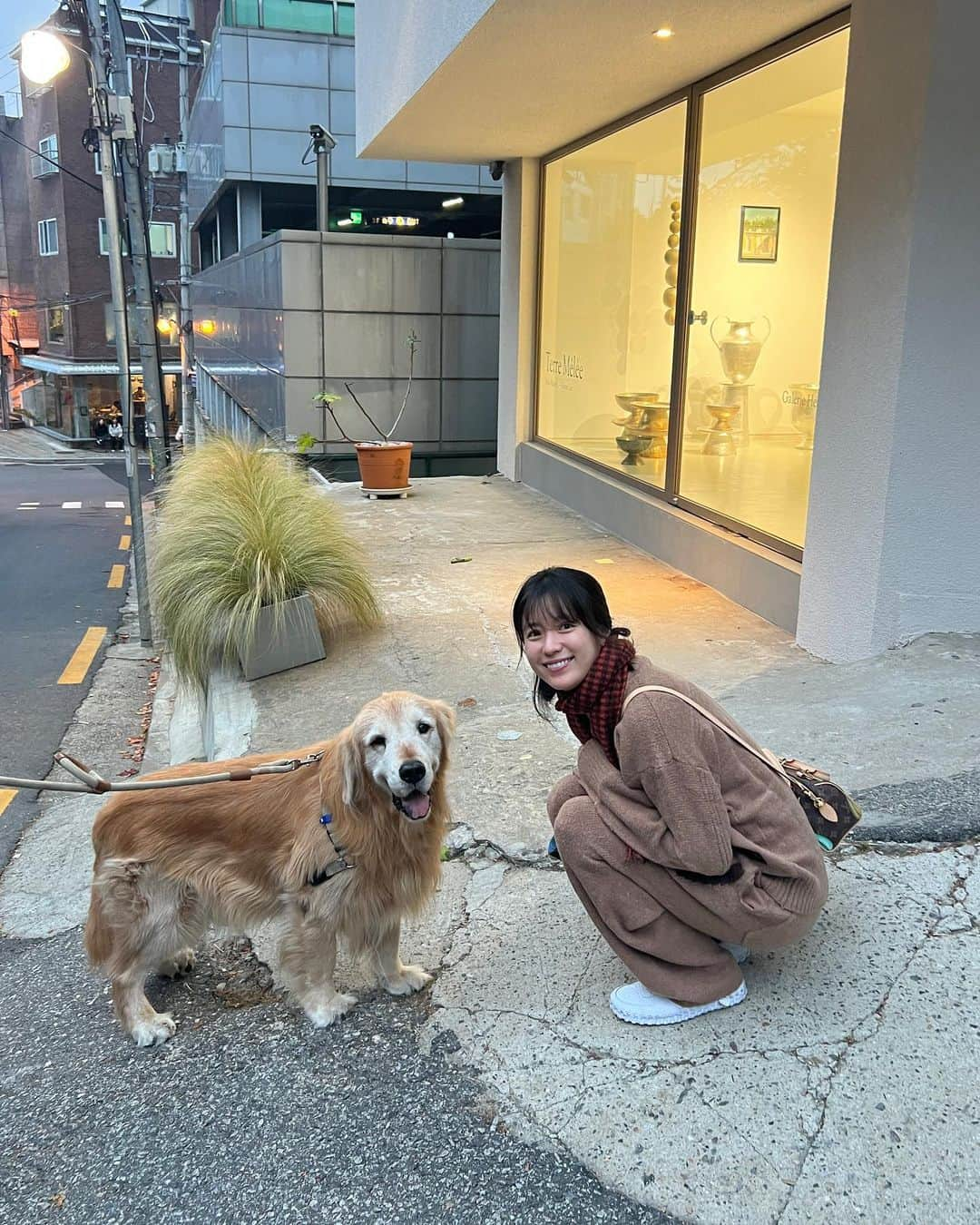 ハン・ヒョジュのインスタグラム：「버두랑 커플룩🐶 나난작가님은 늘 감동을 안고 나타나시고 맑은 경화언니랑 맑은 혜미작가님 전시🤎 가을이네 🍂」