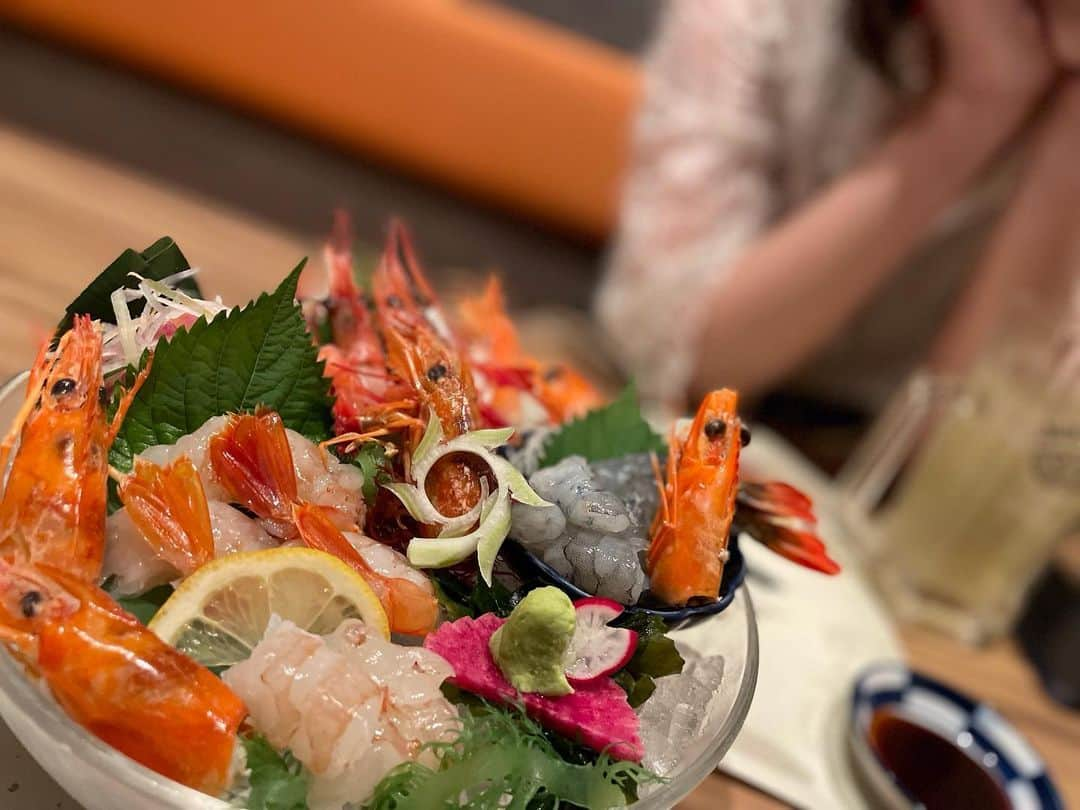 松浦麻里奈のインスタグラム：「🦐エビづくし🦐贅沢なコースであった🍤 池袋にあるシュリンプダイニングえび庵へ🍑  料理によって 天使の海老・甘えび・アカエビなどを使い分けてるみたい😁 おっきなエビフライが圧巻的なボリューム！！ サクッと、中はとろっと熱々👍  これでもかというくらい海老が出てくるから 海老をたくさん堪能できるし、 海老好きな方におすすめなお店〜😘🌹  それでいてこの値段はリーズナブルすぎた！！  お刺身の海老の頭は、揚げてくれるよ😁👍 美味しかった！！ お酒のつまみ〜😋  #シュリンプダイニング　えび庵 #池袋エビ #池袋グルメ #シュリンプ #池袋ディナー #PR」