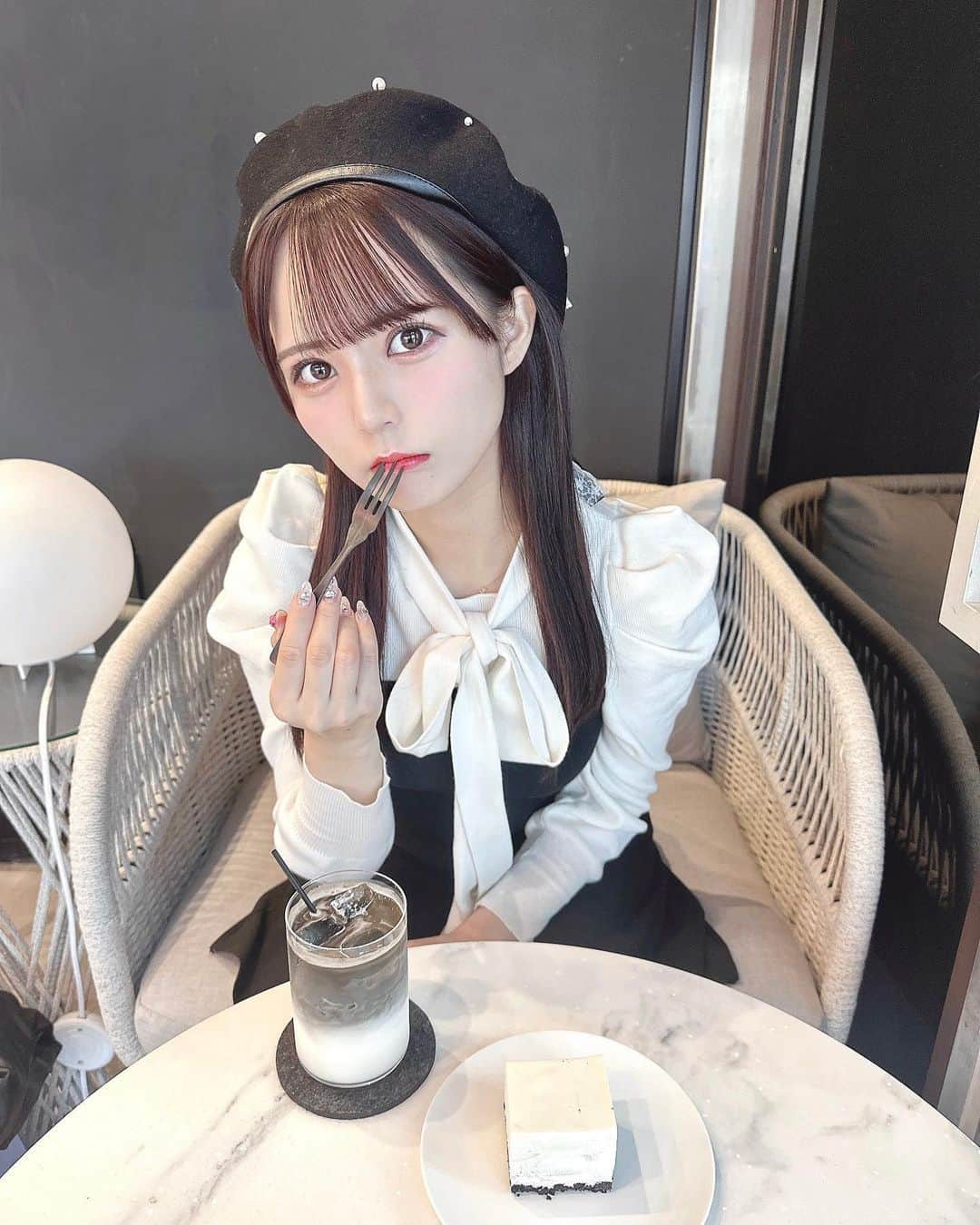 桜井ひかるのインスタグラム：「カフェ活☕️💭  op @tocco_closet  お気に入りのワンピース👗 着痩せして見えるしリボンかわいい〜🤍  #pr#toccocloset#トッコクローゼット#ベレー帽#mellfymemory#メルメモ#カフェ#六本木#六本木カフェ#カフェ巡り」