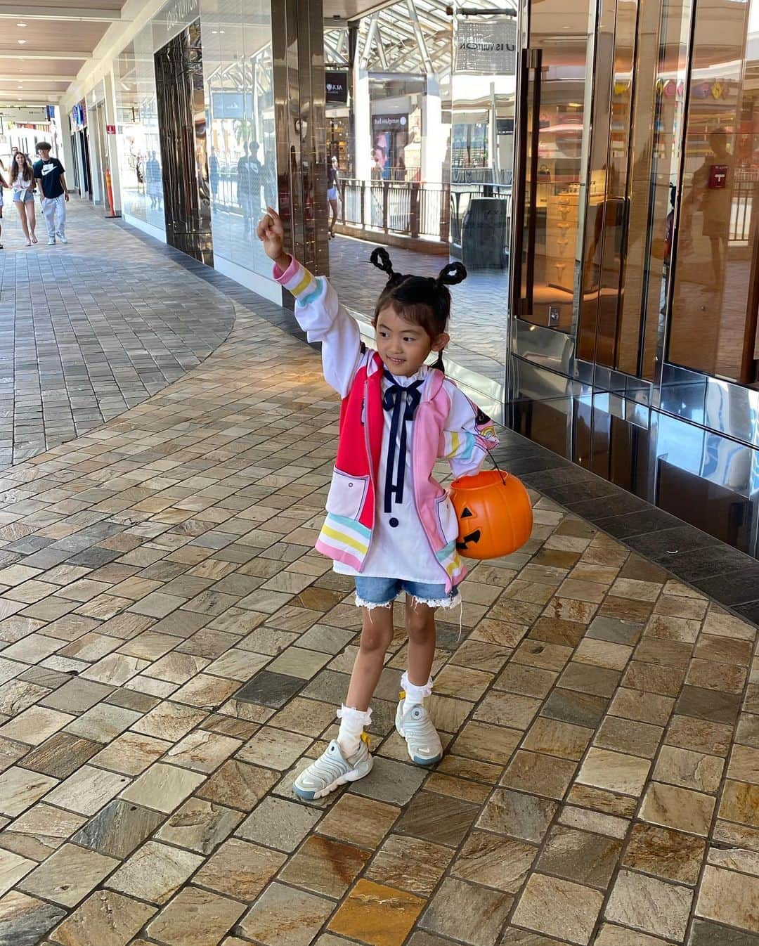 山口愛実さんのインスタグラム写真 - (山口愛実Instagram)「時差があるのでホノルルは今日が31日ハロウィン本番👻 地元の方に21時以降は人が凄いことになるからホテルにいた方が良いと聞いたので昼過ぎからアラモアナへ  2日目は娘が今1番ハマっているワンピースFILM REDのUTAちゃんに  私とユニ子はまず大好きなクレアーズに🥺日本撤退するって聞いてからはマジで毎週通ってたぐらい好きなんです❗️今は @minacute_japan さんがその魂を継いでくれててほんと助かります🙏 クレアーズで、もうすぐ誕生日なのでバースデーグッズとユニ子がどうしても欲しいと言う misfittensというおもちゃを購入し即開封の儀😆  そのあとパパとユニ子はキッズハロウィンパーティーとトリックオアトリートに参加し私はゆっくりショッピングさせて頂きました🛍  歩いてるとワンピース、ポケモン、鬼滅の仮装の方がめちゃくちゃ多い多い！！女の子は特に禰󠄀豆子ちゃんと胡蝶さんがたくさんいて日本のアニメパワーを感じました  娘も『UTAchan‼️』と何度か声かけられて 昨日と連続したからか一人でどんどんお店に入ってくし、こちらの方々ともコミニケーションを取れるようになってて成長👏」11月1日 21時28分 - manami_0331