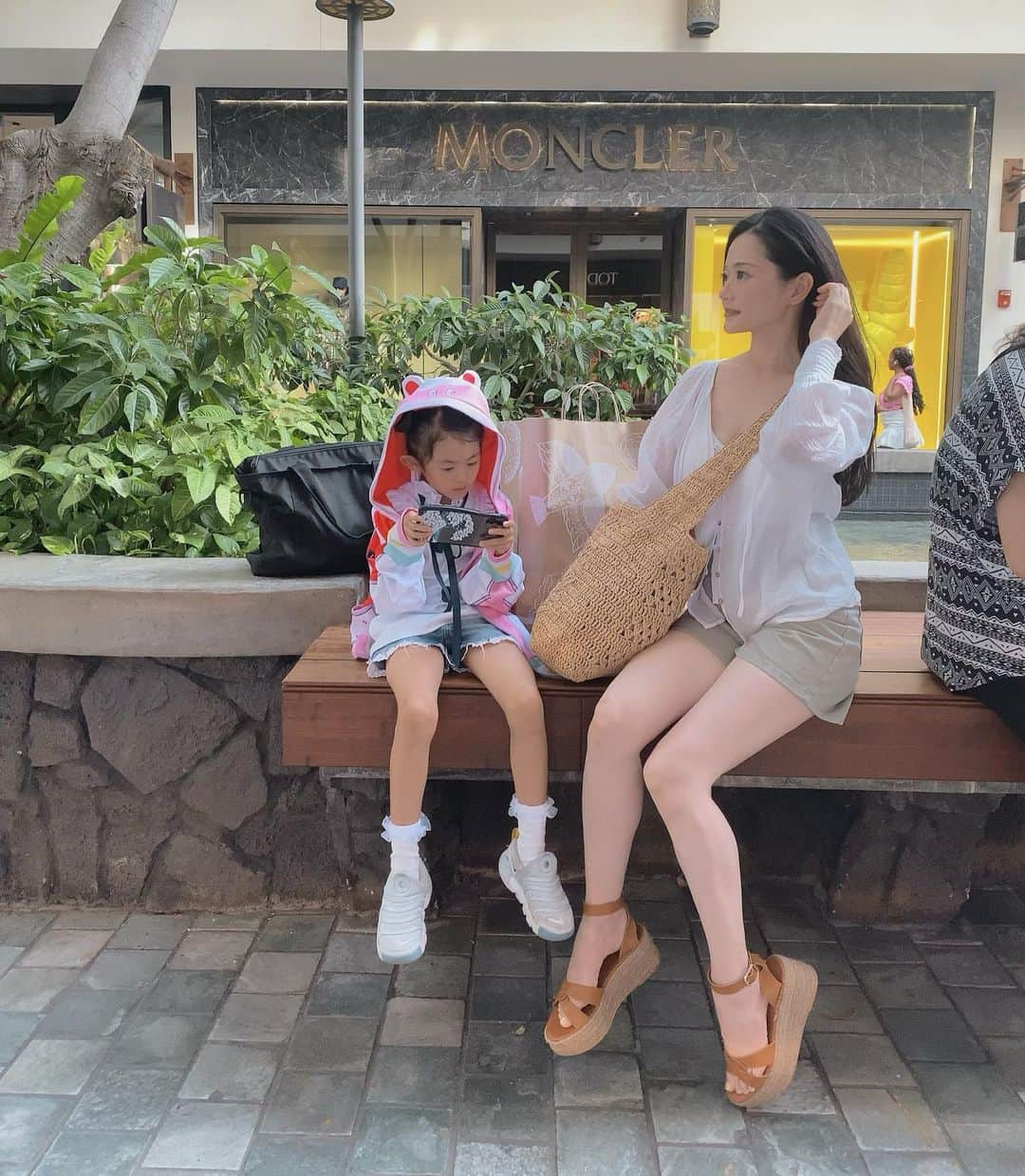 山口愛実のインスタグラム：「時差があるのでホノルルは今日が31日ハロウィン本番👻 地元の方に21時以降は人が凄いことになるからホテルにいた方が良いと聞いたので昼過ぎからアラモアナへ  2日目は娘が今1番ハマっているワンピースFILM REDのUTAちゃんに  私とユニ子はまず大好きなクレアーズに🥺日本撤退するって聞いてからはマジで毎週通ってたぐらい好きなんです❗️今は @minacute_japan さんがその魂を継いでくれててほんと助かります🙏 クレアーズで、もうすぐ誕生日なのでバースデーグッズとユニ子がどうしても欲しいと言う misfittensというおもちゃを購入し即開封の儀😆  そのあとパパとユニ子はキッズハロウィンパーティーとトリックオアトリートに参加し私はゆっくりショッピングさせて頂きました🛍  歩いてるとワンピース、ポケモン、鬼滅の仮装の方がめちゃくちゃ多い多い！！女の子は特に禰󠄀豆子ちゃんと胡蝶さんがたくさんいて日本のアニメパワーを感じました  娘も『UTAchan‼️』と何度か声かけられて 昨日と連続したからか一人でどんどんお店に入ってくし、こちらの方々ともコミニケーションを取れるようになってて成長👏」