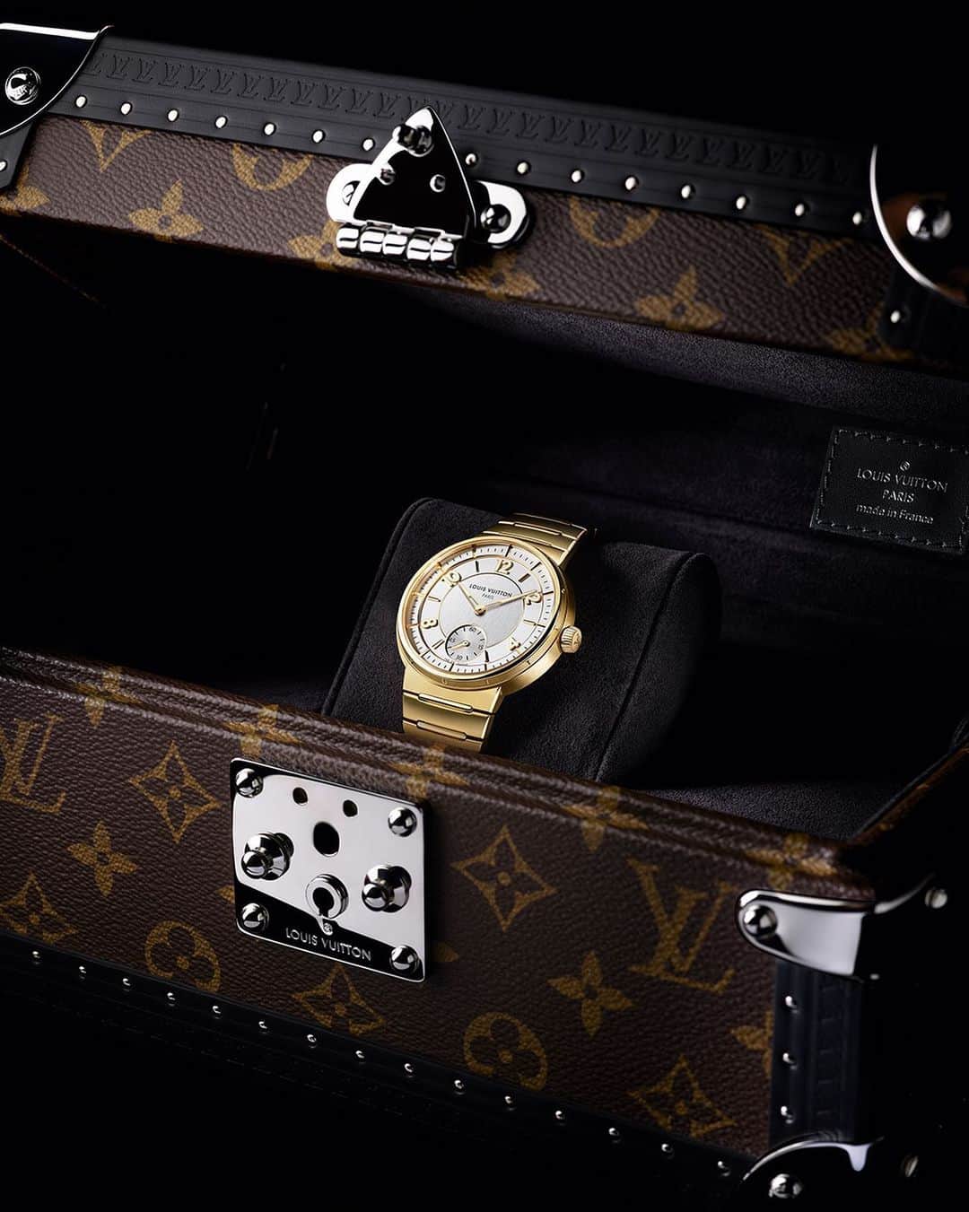 ルイ・ヴィトンさんのインスタグラム写真 - (ルイ・ヴィトンInstagram)「The new yellow gold Tambour watch. Paying homage to the Maison's trunk-making heritage, the new Tambour is displayed in its own exclusive Louis Vuitton trunk – echoing the esteemed craftsmanship harnessed by La Fabrique du Temps Louis Vuitton. Discover the reinvented icon via link in bio.    #LVTambour #LVWatches #LaFabriqueDuTemps #LouisVuitton」11月1日 21時29分 - louisvuitton