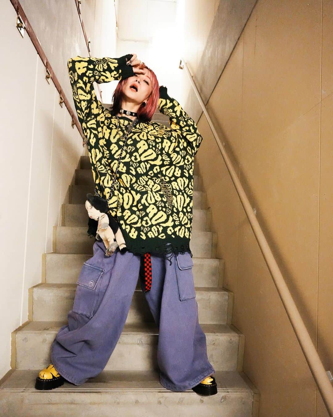 のインスタグラム：「ROY -reflect overjoy- FW23の発売が開始しました☻ 急に始めた　@royreflectoverjoy.official  のインスタライブにて、お洋服のサイズ等、詳しくお話ししたアーカイブ残してます🐈‍⬛👑 参考にしてください📱☻  このニットは遠くから見ると豹柄にみえるような、ロイ柄ニット🐆と、カーゴパンツはずいぶん大きめなのでウエストはベルトで調整してください☻それから、裾はきゅきゅっと絞ってぼんたんになる仕様なので、身長に合わせてお楽しみください📏もちろん、裾直ししても良い◎ 私はパープルをよく履くけど、ブルーもイエローも可愛いです☻ これは上下ともに男女お楽しみいただけますっ👫  #オソロイ https://royreflectoverjoy.jp」