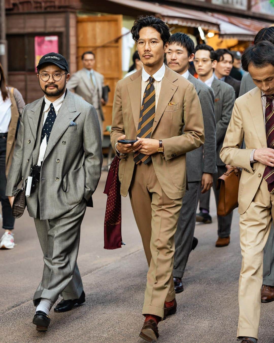 Shuhei Nishiguchiさんのインスタグラム写真 - (Shuhei NishiguchiInstagram)「背広散歩"Classic Suits Never Fades"⬅︎⬅︎⬅︎swipe left 浅草 @sebiro_sanpo #背広散歩   Ph. @shige_mot0 @hiro_ito0227   日差しの強い日のソラーロは虹色に輝いている。 絶好の散歩日和だ。  Tap for Brands ・ ITEM Suit： @alfonso.sirica  Shirt： @poloralphlauren  Tie： @seaward_and_stearn  Pocket square ： @etro  Shoes： @edwardgreen1890  Watch： @jaegerlecoultre  Eyewear： @savileroweyewear  Stole： @newandlingwood   ・ #beamsf #suitstyle #classicmenswear #gentlemen #follow #influence #pr #bestoftheday #vintagewear #spezzatura #outfitmen」11月1日 21時39分 - shuhei_nishiguchi