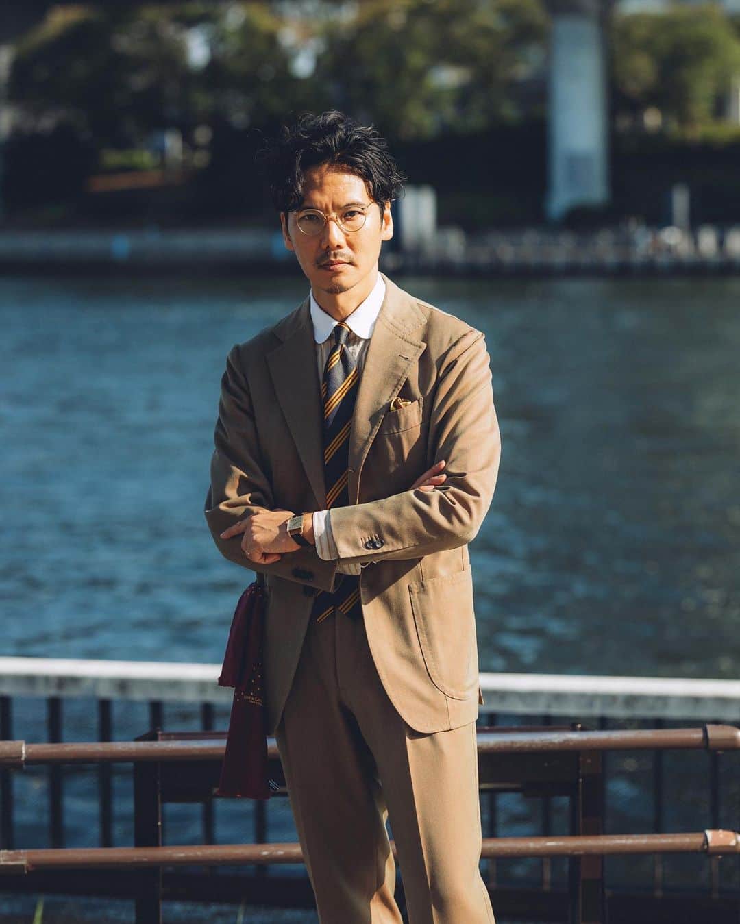 Shuhei Nishiguchiのインスタグラム：「背広散歩"Classic Suits Never Fades"⬅︎⬅︎⬅︎swipe left 浅草 @sebiro_sanpo #背広散歩   Ph. @shige_mot0 @hiro_ito0227   日差しの強い日のソラーロは虹色に輝いている。 絶好の散歩日和だ。  Tap for Brands ・ ITEM Suit： @alfonso.sirica  Shirt： @poloralphlauren  Tie： @seaward_and_stearn  Pocket square ： @etro  Shoes： @edwardgreen1890  Watch： @jaegerlecoultre  Eyewear： @savileroweyewear  Stole： @newandlingwood   ・ #beamsf #suitstyle #classicmenswear #gentlemen #follow #influence #pr #bestoftheday #vintagewear #spezzatura #outfitmen」