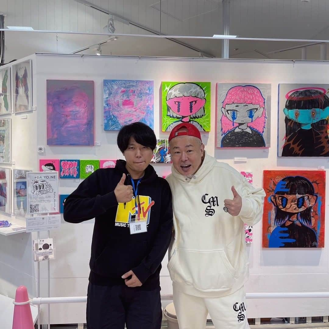 米原康正さんのインスタグラム写真 - (米原康正Instagram)「奴隷ちゃん個展 「奴隷ちゃん」 11.01~11.30 at ラフォーレ原宿0.5階 愛と狂気のマーケット＋DA.YO.NE.ブース  奴隷ちゃんの作品 怖い？　可愛い？ 迷うなら 一緒にしちゃってこわかわと呼んでください  奴隷ちゃんプロフィール 奴隷ちゃん/ Slave-chang  埼玉県出身アーティスト、DJ. 10代の頃に渡米、アメリカ西海岸のストリートアート、 クラブカルチャーに衝撃を受けアーティスト活動を始める。  現在は自身が主宰するアーティスト集団「甘口コレクティブ」の展示やクラブイベントの企画、 アパレルのデザインなど多岐に渡る。」11月1日 21時32分 - yone69harajuku