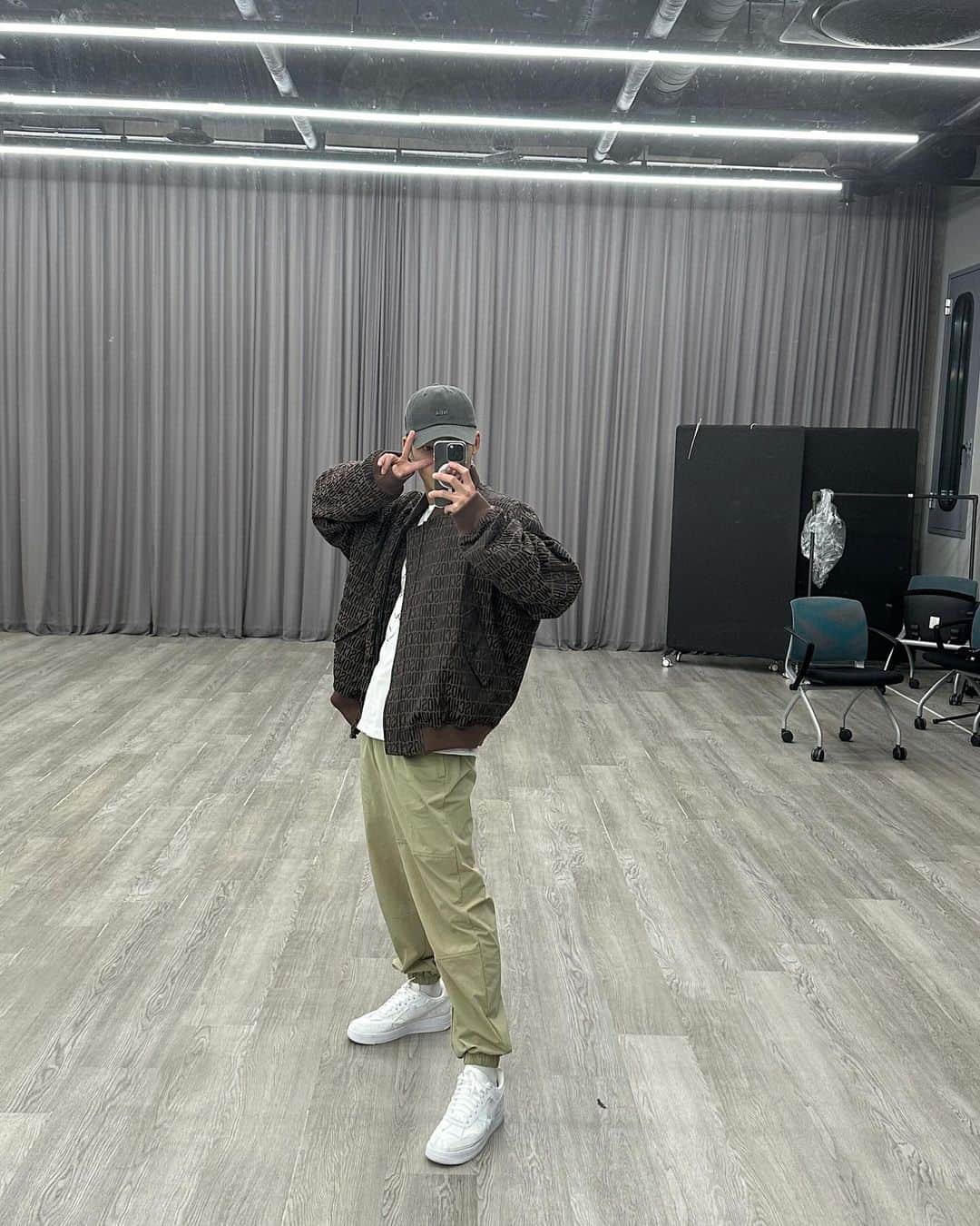 THE BOYZさんのインスタグラム写真 - (THE BOYZInstagram)「white shoes terrify me but here we are - kevin」11月1日 21時32分 - official_theboyz
