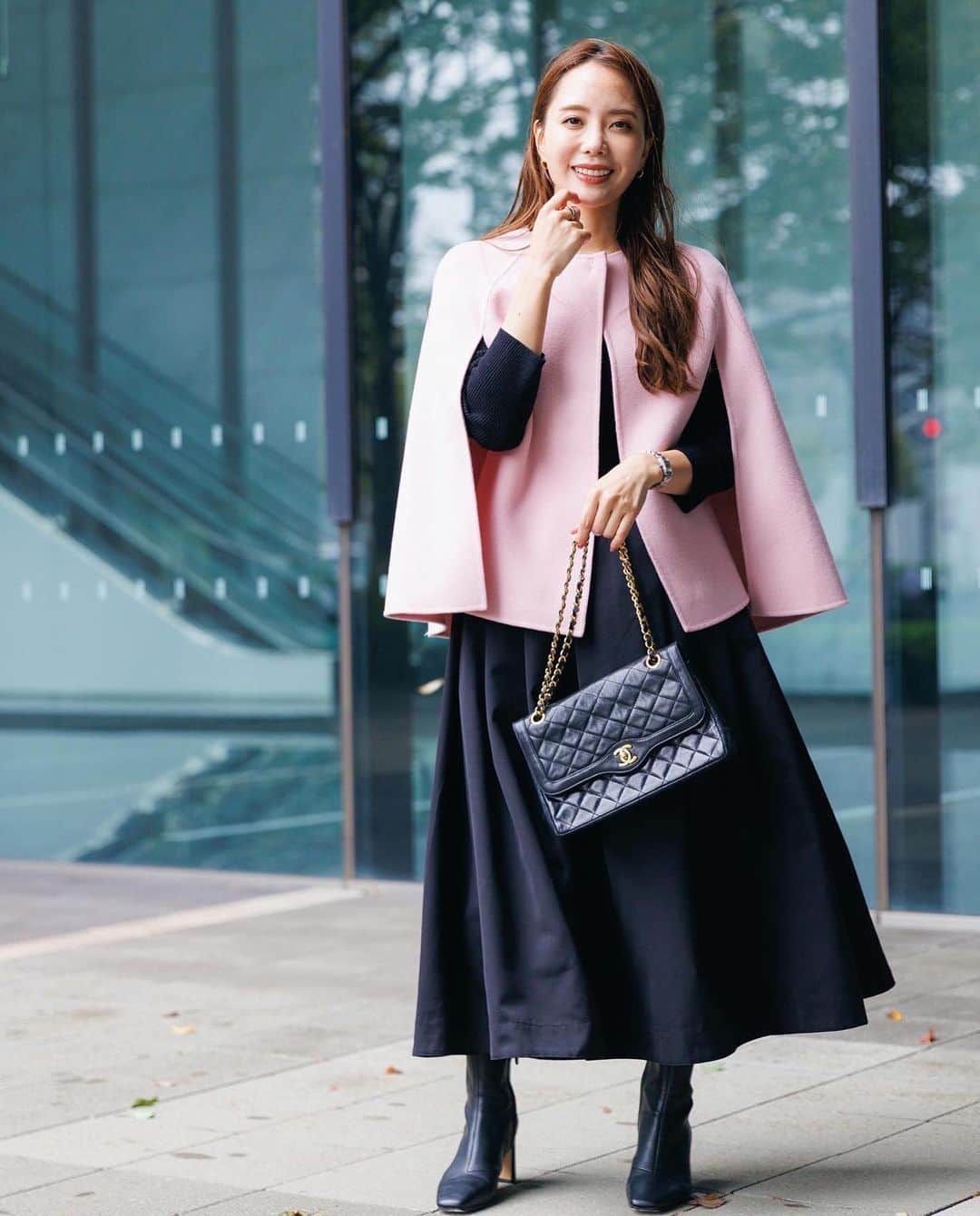 のインスタグラム：「スタイリストが紹介する❣️コスパ最強のワンピース🙋‍♀️ . 今宵はお仕事女子👩‍💼やオン・オフ着回せるワンピース👗をお探しの女子👩🤱は必見です👀 . メモメモ📝 . ズバリ❣️ 僕プロデュースのこちらのワンピースをお勧めします💁‍♂️ . ◾️ハロー 商品名: ドッキングワンピース 品番:233KA001 価格:13,200円税込 カラー:ブラック 発送時期:11月上旬（11/10発送予定） ※ハローバイフミオカナガワオンライン限定発売です。 . 身体のラインを拾いすぎないリブ編みのボートネックのニットに、Ａラインスカートをドッキングさせたデザインのワンピースは、首周りがすっきり見える＆気になる下半身の厚みをカモフラージュして、あなたのスタイルアップを叶えます🙋‍♀️  また、足元も選ばず、ヒールパンプスやブーツはもちろん、スニーカーやぺたんこシューズとも相性抜群、トレンドのファージレやジャケット、冬のコートまで羽織りも選びません🙋‍♂️  もちろん、シワになりにくくご自宅洗いも可能、あると嬉しいポケットもスカート部分の両脇に付いております🙋‍♀️  カジュアル過ぎずキレイ過ぎないワンピースゆえに、通勤や休日着としてはもちろん、デートや年末に掛けての女子会、ママのお出掛け着としても活躍間違いありません🙋‍♂️  まさに、いま買って冬まで着れるコスパ最強のワンピースです🙋‍♀️ . 是非ご参考下さい♡ . #ワンピースコーデ #プチプラコーデ #プチプラ高見えコーデ ##ママコーデ #ママファッション #男の子ママ #女の子ママ #東京ママ #アラサー女子 #アラサーファッション #アラサーコーデ #アラフォー女子 #アラフォーコーデ #アラフィフコーデ #大人カジュアル #お仕事コーデ #休日コーデ #オフィスカジュアル #きれいめカジュアル #きれいめコーデ #エレガント #オフィスコーデ #30代コーデ #30代ファッション #40代コーデ #40代ファッション #卒花嫁レポ #働く女性 #女子会コーデ」