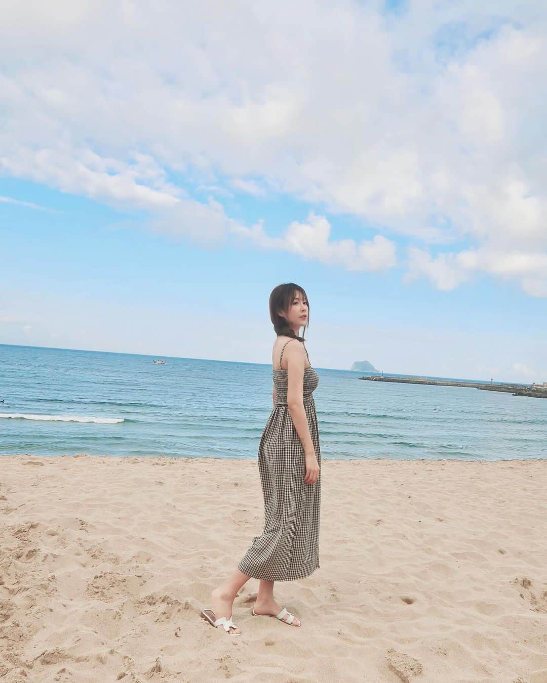 夏晴さんのインスタグラム写真 - (夏晴Instagram)「人生像海既平靜也兇濤 即便如此還是想在每個階段每個年紀 享受當下的體驗  手腳能動，還能思考 我就是自由的去創造」11月1日 21時37分 - qing_413