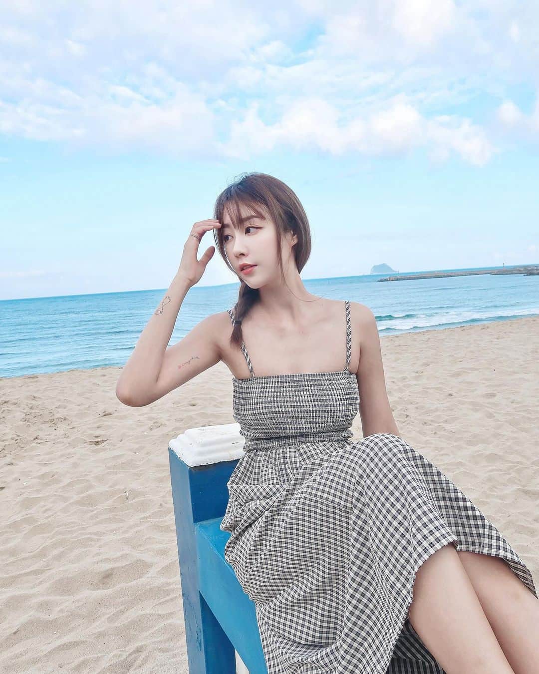 夏晴のインスタグラム：「人生像海既平靜也兇濤 即便如此還是想在每個階段每個年紀 享受當下的體驗  手腳能動，還能思考 我就是自由的去創造」