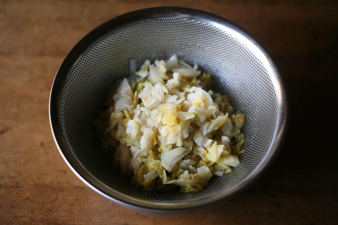 職人.comのインスタグラム：「【すき焼き鍋で作る酸菜白肉鍋】  長袖に上着、そして冷え込む朝夕には軽いコートが必要になるほど、街行く人々のファッションはすっかり秋色ですね。寒い日にはスーパーでも「鍋」や「おでん」の文字に目を引かれるようになりました。当店ショールームでも、土鍋や温かみのある木製の器をご覧になるお客様が増え、あの暑かった夏が嘘だったかのように季節が変わったのを感じています。  今年も新鮮な白菜を使って「東北酸菜」という乳酸発酵の漬物を仕込みました。東北酸菜は、白菜と塩だけを使って漬ける中国は東北地方の漬物で、長く厳しい冬に野菜を保存することと乳酸菌や栄養を効率よく摂取することを目的として伝統的に作られてきました。白菜の鮮度が良かったのかすぐに水が上がり、重石の量を調整しながら白菜が完全に漬け汁に浸かった状態で10日程度漬け込んで、気が付けば出来上がりです。  乳酸発酵によるまろやかな酸味を持つ東北酸菜は豚肉ととても相性が良いので、豚肉と一緒に「酸菜白肉鍋」にするのが我が家では定番です。メインの材料は豚肉と東北酸菜のみで、鍋として楽しんだあとは漬けダレをスープで割って薬味をトッピングし、最後まで無駄なく食べることができます。  木屋のすき焼き鍋7寸は、2～3人分の東北酸菜にちょうど良いサイズ。食事だけではなく、お酒も一緒に楽しまれたい方には特におすすめの「晩酌と一緒に鍋も楽しめる」容量です。もしちょっと物足りなかったら、春雨やビーフンを加えてみてはいかがでしょうか？シンプルな作り方で、具材はアレンジが効く鍋ですので、今季の鍋シーズンの定番の一つに加えてみてください。そして鍋の取り分けの際にはconteのおてがる料理トング175が大活躍、トングにしては小ぶりなすっきりとしたデザインなので、ほかの食器と一緒にテーブルに持ってきても省スペースで使えます。これからの鍋シーズンに、ぜひお試しくださいませ。  酸菜白肉鍋  [材料（2～3人分）] 豚バラ肉　適量 東北酸菜　1玉の1/4程度 生姜　適量 水・白菜の漬け汁　適量 青ねぎ　少々 塩　少々 にんにく　2かけ程度 油　適量 醤油　適量  [作り方] 1. 漬けた東北酸菜をボウルに張った水に漬けて塩抜きをする。 2. 豚バラ肉を鍋に入れ、水、生姜のスライス、適量の酒を入れて沸騰するまで加熱する。沸騰したら3分ほど茹でてから取り出す。 3. 2の豚肉を流水で洗い、スライスした生姜と一緒に約25分煮る。 4. 1の白菜の漬物を洗い、水気を絞ってから千切りにする。さらに絞って水分を切る。 5. 生姜は千切りに、小ねぎは白い部分を3cm程度に切る。あれば干しエビを準備する。 6. 豚肉を取り出し、粗熱が取れたら薄くスライスする。鍋に油を入れ、千切りにした白菜と5を加えて炒める。 7. 6に薄切りにした肉を入れ、豚肉を茹でたスープと塩、お好みで白菜のつけ汁を加え、蓋をして煮込む。 8. つけダレは、みじん切りにしたにんにくに醤油を加え、熱した油を注ぐ。（油がはねるので、深い耐熱のボウルなどをお使いください） 9. 白菜と豚肉の入った鍋をしばらく煮込み、刻んだねぎをトッピングして出来上がり。  木屋　すき焼き鍋  7寸 https://www.shokunin.com/jp/kiya/sukiyaki.html conte おてがる料理トング 175 https://www.shokunin.com/jp/conte/tongs.html 柳宗理　パンチングストレーナー 23cm https://www.shokunin.com/jp/yanagisori/bowl.html  参考資料 https://jp.shokunin.com/archives/52010696.html （東北酸菜） https://www.youtube.com/watch?v=kLwKmpvdhzA （酸菜白肉鍋）  @shokunincom  #職人ドットコム #上京区 #中京区 #キッチン用品 #調理道具 #調理器具 #料理道具 #台所道具 #日本の手仕事 #酸菜白肉鍋 #東北酸菜 #季節のレシピ #自家製漬物 #おうちごはん #秋のごちそう #食材のアレンジ #家庭の味を楽しむ #コンフォートフード #美味しい食事 #食べる幸せ #秋のシーズン #料理アイデア #家庭のクッキング #和食 #鍋レシピ #食欲の秋 #レシピシェア #おうち時間 #料理好き #東北酸菜白肉鍋」