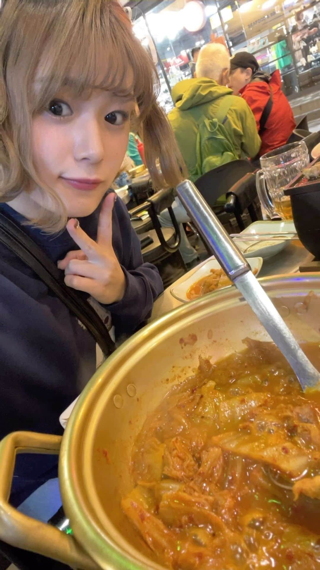 小山星流のインスタグラム：「綺麗なおばちゃんがキムチスープ特別にくれた🥰  チョアへ❤️  #韓国旅行 #韓国ボブ #韓国グルメ #女子旅 #海外旅行 #fypシ #follow」