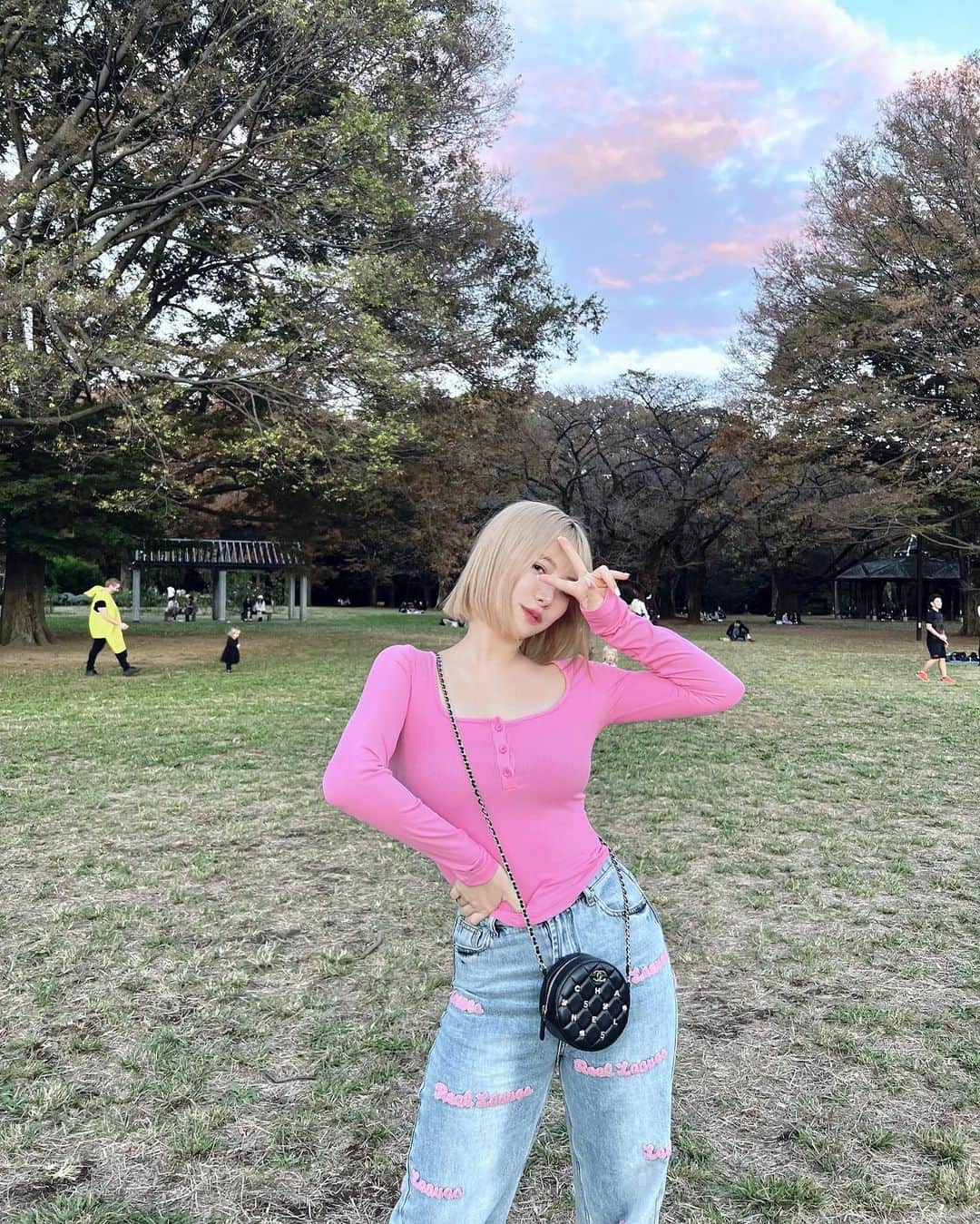 RIKAのインスタグラム：「このジーパン可愛い🫧👚👖💕全身shein🐬」