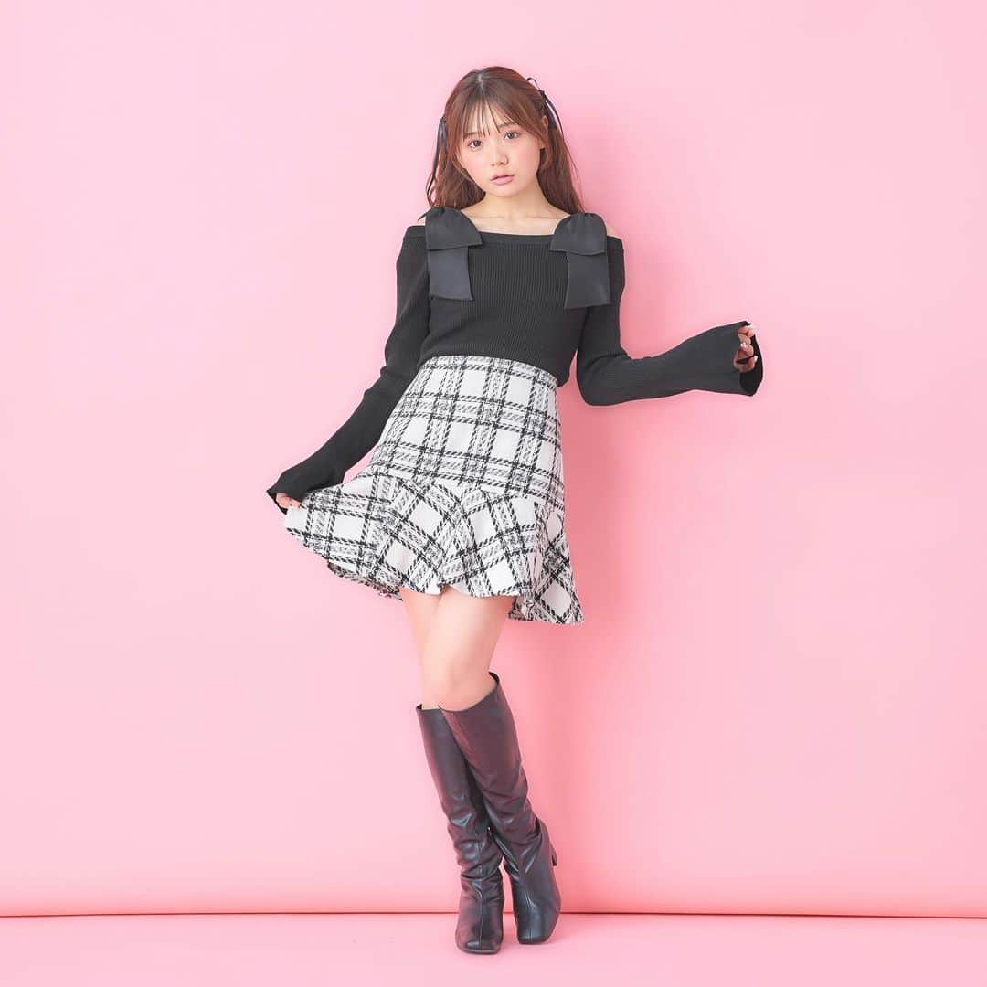 INGNI STOREさんのインスタグラム写真 - (INGNI STOREInstagram)「【 11/2(thu)19:00〜pre order start ❤︎】 ⁡ ⁡ ⁡ ingnistore,zozotownにて 11/2(thu)19:00〜先行予約スタート‼︎ ⁡ ⁡ #チェック柄切替フレアミニスカート 品番:1234-300290 ¥3,960 (tax in) 2カラー ⁡ ⁡ 新作アイテムをフォロワー様に先見せ🤍 ⁡ 大人気のフレアスカートに新作が登場‼︎ ⁡ これからの季節に絶対映える可愛いチェック柄🫶🏻 ⁡ 裾の切替デザインがアクセントになって 存在感のある1枚に◎ ⁡ ⁡ ⁡  ┈┈┈┈┈┈┈┈┈┈┈┈┈┈┈┈┈ ┈┈┈┈┈┈ ⁡ ⁡ 〈INGNIコーデを大募集♡〉 @ingnistoreと#ingniコーデ のタグをつけて投稿していただいた方の中から、随時公式アカウントにてご紹介させていただきます‼︎ ⁡ ⁡ #INGNI #2023aw #スカート #ミニスカート #フレアスカート #チェック #チェック柄 #チェックスカート   　　　　　　　　　 ⁡ ⁡」11月1日 21時38分 - ingnistore