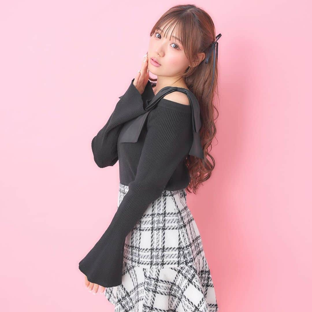 INGNI STOREさんのインスタグラム写真 - (INGNI STOREInstagram)「【 11/2(thu)19:00〜pre order start ❤︎】 ⁡ ⁡ ⁡ ingnistore,zozotownにて 11/2(thu)19:00〜先行予約スタート‼︎ ⁡ ⁡ #チェック柄切替フレアミニスカート 品番:1234-300290 ¥3,960 (tax in) 2カラー ⁡ ⁡ 新作アイテムをフォロワー様に先見せ🤍 ⁡ 大人気のフレアスカートに新作が登場‼︎ ⁡ これからの季節に絶対映える可愛いチェック柄🫶🏻 ⁡ 裾の切替デザインがアクセントになって 存在感のある1枚に◎ ⁡ ⁡ ⁡  ┈┈┈┈┈┈┈┈┈┈┈┈┈┈┈┈┈ ┈┈┈┈┈┈ ⁡ ⁡ 〈INGNIコーデを大募集♡〉 @ingnistoreと#ingniコーデ のタグをつけて投稿していただいた方の中から、随時公式アカウントにてご紹介させていただきます‼︎ ⁡ ⁡ #INGNI #2023aw #スカート #ミニスカート #フレアスカート #チェック #チェック柄 #チェックスカート   　　　　　　　　　 ⁡ ⁡」11月1日 21時38分 - ingnistore