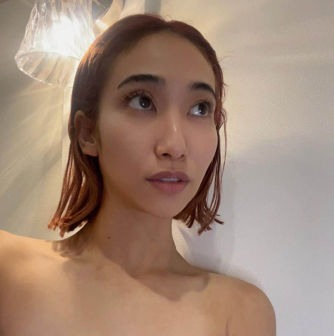 SAKURAさんのインスタグラム写真 - (SAKURAInstagram)「先日の大阪出張のときに、 もう冬だし運動さぼりまくっていたムチムチボディ活を入れて 改めて体質改善したいな〜って話をみんなでしてて 教えてもらったエステ @lulu.age1226 に早速！🤍 　 出力の高いマシンでおしりとお腹に がっつりアプローチしてもらったのだけど、 施術直後から、お腹の縦線が出現して、おしりもぐんと上がって！ とにかく速攻性がすごくてびっくり🥹！ 　  ▼クーポン名 大好評の為11月まで延長！《11月末迄にご来店 の方限定》1箇所26,400円→6000円 ↑ ホットペッパービューティーで梅田 LULUAGE検索🔍 このクーポンの予約時に備考欄に 【Sakura Narita】って記入するとなんと半額の ¥3,000で同じ施術メニューが受けられます😚👍🏼 　 　 数日経った今でもお腹スッキリですごい！ また大阪出向くときに︎また絶対いくと決めた。 みんなで女子力あげていこ〜(´・▽・`) 　 #ルルアージュ　#luluage #梅田エステ #大阪エステ　#痩身エステ　#部分痩せ #体質改善 #PR」11月1日 21時41分 - sakura_____julia