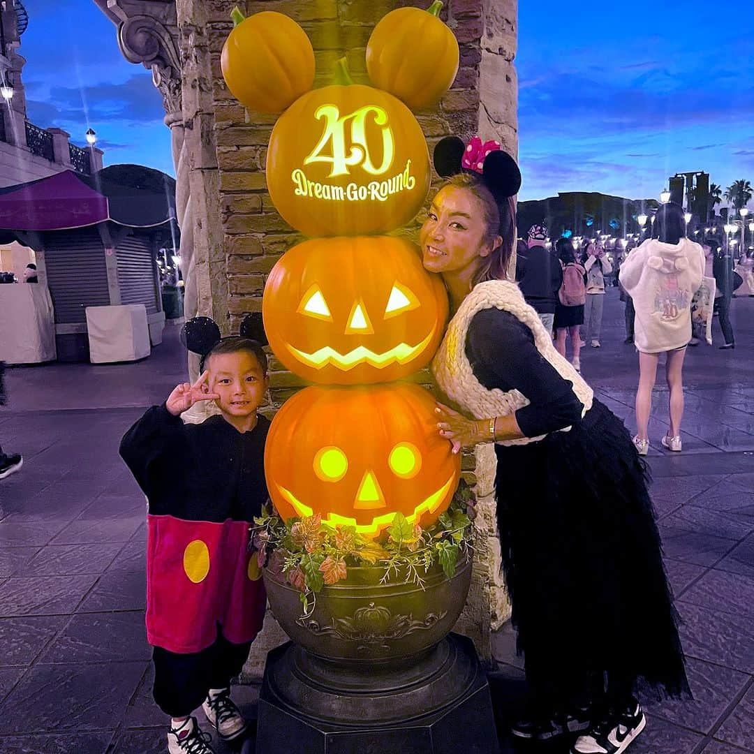 Nazukiのインスタグラム：「🎃Disney Sea tokyo🎃  ハロウィンディズニーシー🌏 行きました‼️  ナイトに行ったけど、 たくさん乗れた👍👍  117cmまであと5mmくらいで、 惜しくも乗れないアトラクションたくさんだったけど、念願のミッキーと写真撮れたし😍  showも花火も見れて大満足✨🎃  ハロウィンディズニー👻 親子で楽しめるが増えて楽しかった😆  #halloween #disneysea  #disney #halloweendisney  #ハロウィンディズニー #親子ディズニー　#ミッキーマウス #micheymouse #ミニーマウス #minniemouse  #nazuki」