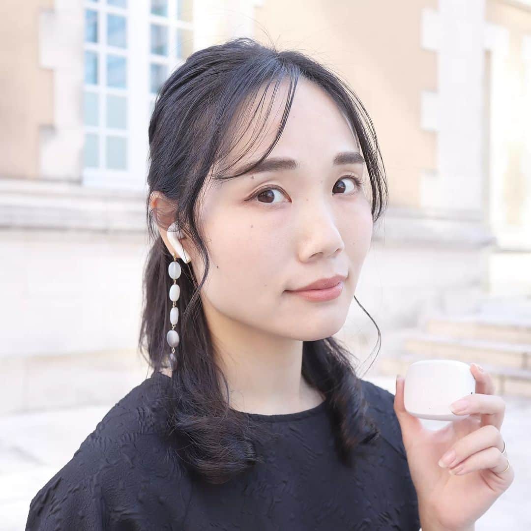 Eri Satoさんのインスタグラム写真 - (Eri SatoInstagram)「【♬Sudio N2 Pro♬】 · 可愛い見た目で 音がとっても良いのが @sudio の好きなところ。 こちらのSudio N2 Proは アクティブノイズキャンセリング機能を 搭載しているから 騒音が気になる場所でもクリアな音を 届けてくれるんだって。 ちなみに聴くのはロックばかり🤭 意外って言われるけどね、、、笑 · イヤホンってデザインによっては 私の耳に合わないものもあるんだけど これはフィットしたから良かったぁ🥰 · 今だけ商品が最大40％オフになる お得なセールを開催中だよ！ 詳しくはsudio.comをチェックしてみてね。 · ちなみに11月、12月は 60日間返品対応中だそう。 SudioはSudio Sphere登録で 18ヶ月間製品保証してくれるよ✨  · もう11月だし！ クリスマスのギフト候補にも良いかもね🎁💞 · · #PR #sudio #designingsound #sudioN2Pro  #イヤホン」11月1日 21時42分 - satoeri626