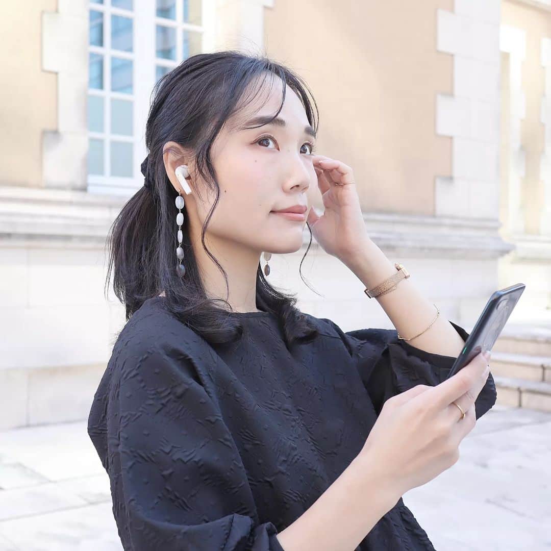 Eri Satoさんのインスタグラム写真 - (Eri SatoInstagram)「【♬Sudio N2 Pro♬】 · 可愛い見た目で 音がとっても良いのが @sudio の好きなところ。 こちらのSudio N2 Proは アクティブノイズキャンセリング機能を 搭載しているから 騒音が気になる場所でもクリアな音を 届けてくれるんだって。 ちなみに聴くのはロックばかり🤭 意外って言われるけどね、、、笑 · イヤホンってデザインによっては 私の耳に合わないものもあるんだけど これはフィットしたから良かったぁ🥰 · 今だけ商品が最大40％オフになる お得なセールを開催中だよ！ 詳しくはsudio.comをチェックしてみてね。 · ちなみに11月、12月は 60日間返品対応中だそう。 SudioはSudio Sphere登録で 18ヶ月間製品保証してくれるよ✨  · もう11月だし！ クリスマスのギフト候補にも良いかもね🎁💞 · · #PR #sudio #designingsound #sudioN2Pro  #イヤホン」11月1日 21時42分 - satoeri626