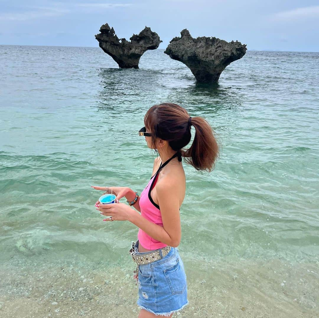 高畑麻優さんのインスタグラム写真 - (高畑麻優Instagram)「okinawa trip 3days 🏖🩵  heart Rock見てきた！🪨🩷 沖縄素敵な所だったまた来年行く✈️  #ハートロック #ティーヌ浜 #沖縄旅行  #沖縄   #okinawa  #beach  #mayus_style_」11月1日 21時42分 - 04__m.aa