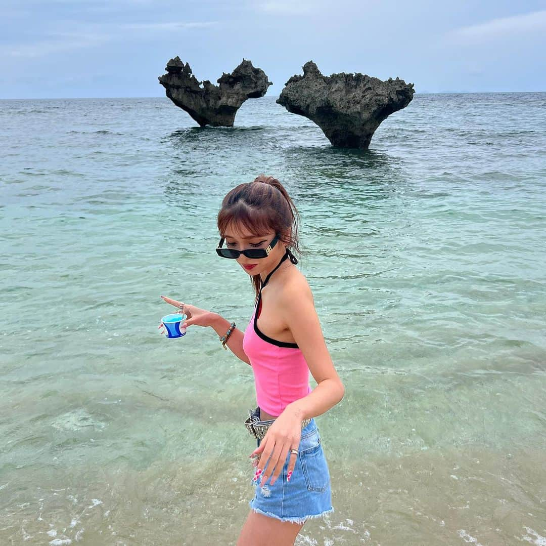 高畑麻優さんのインスタグラム写真 - (高畑麻優Instagram)「okinawa trip 3days 🏖🩵  heart Rock見てきた！🪨🩷 沖縄素敵な所だったまた来年行く✈️  #ハートロック #ティーヌ浜 #沖縄旅行  #沖縄   #okinawa  #beach  #mayus_style_」11月1日 21時42分 - 04__m.aa