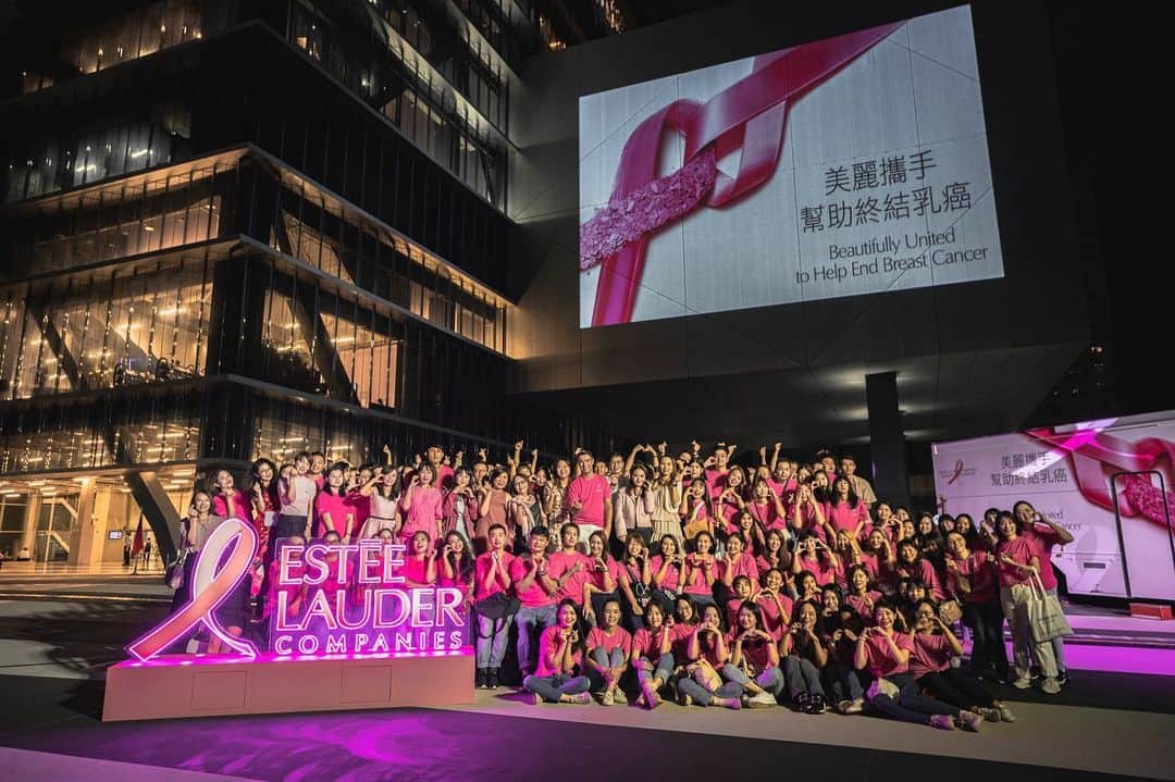 Vogue Taiwan Officialさんのインスタグラム写真 - (Vogue Taiwan OfficialInstagram)「希望在夜空中持續閃耀！每年的十月，雅詩蘭黛集團舉行「粉紅絲帶乳癌防治運動」，並於世界各地知名地標點燈，透過層層堆疊的粉紅燈光，打造動人點燈秀，凝聚大眾對乳癌防治意識。作為揭開粉紅絲帶乳癌防治宣導活動序幕的首個活動，今年集團首度將公益結合藝術，選定10/6，於CNN公布2021年最令人期待的且具顛覆性的8大建築，由普立茲克建築獎得主荷蘭建築師雷姆・庫哈斯（Rem Koolhaas）所設計的台北表演藝術中心舉行點燈儀式，為台北這座美麗的城市帶來一抹亮麗的粉紅光芒，美麗攜手終結乳癌！  #團結你我終結乳癌  #TimeToEndBreastCancer #ELCFamily #voguepresent」11月1日 21時42分 - voguetaiwan