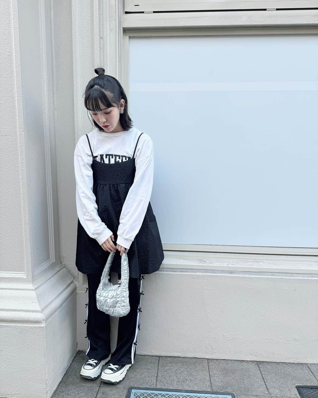 桜井えまさんのインスタグラム写真 - (桜井えまInstagram)「︎︎︎︎︎︎︎︎︎︎︎︎☺︎ お出かけしてきた🛍🛼🩶  ・ えまは黒がラッキーカラーらしいです。 洋服にも小物にも黒が多い気がする◼️  この日ももちろんモノクロコーデでしたっ️🔒🖤 ラインパンツ×リボンは反則やーん^^   #black   #coordinate   #fashion   #style   #モノクロコーデ      #えまのすきふく」11月1日 21時42分 - emma_sakurai_official