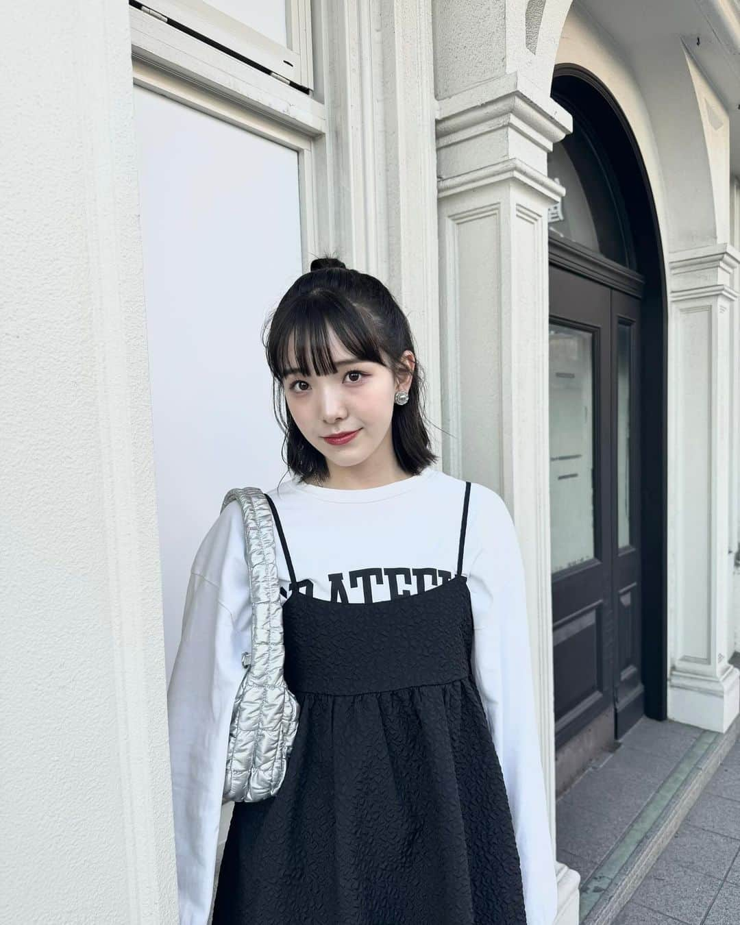 桜井えまのインスタグラム：「︎︎︎︎︎︎︎︎︎︎︎︎☺︎ お出かけしてきた🛍🛼🩶  ・ えまは黒がラッキーカラーらしいです。 洋服にも小物にも黒が多い気がする◼️  この日ももちろんモノクロコーデでしたっ️🔒🖤 ラインパンツ×リボンは反則やーん^^   #black   #coordinate   #fashion   #style   #モノクロコーデ      #えまのすきふく」