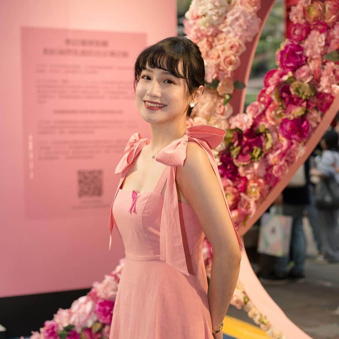Vogue Taiwan Officialさんのインスタグラム写真 - (Vogue Taiwan OfficialInstagram)「所謂的「Pink Day」一個不僅關於時尚，更關於愛與關懷的神聖日子，這一天時髦人士都將穿上最溫暖的粉紅色出沒在各大街頭，一同為愛而行「美麗攜手，幫助終結乳癌」！以行動支持「粉紅絲帶乳癌防治活動」，一起將粉紅力量發揮到最大。  #團結你我終結乳癌  #TimeToEndBreastCancer #ELCFamily #臺北時裝週 #voguepresents」11月1日 21時43分 - voguetaiwan