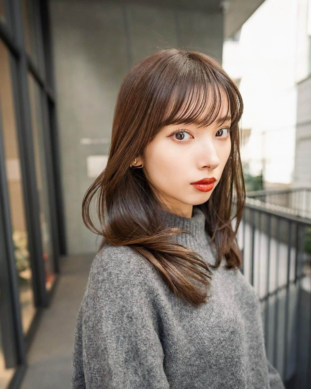 齋藤純也のインスタグラム：「medium layer ✂︎  大きく柔らかく動くこだわりのカットを施術させていただきます♩  ✴︎PRICE✴︎ カット✂︎7700円 カラー✂︎7700円  カットなしの場合シャンプーブロー料金+2200円 カラーはトリートメントin処方で圧倒的な艶感と手触りをプラスします。 ブリーチor3Dハイライト施術はプラス7700円です。 パーマ✂︎7700円 トリートメント✂︎種類多数によりカウンセリングで決めさせていただきます。5500円〜11000円 縮毛矯正✂︎17600円、前髪のみは6600円 ・ ネット予約が×の所もお電話かDMで時間調整できますので気軽にご連絡ください！ kelly.表参道本店　A1出口より徒歩45秒 東京都渋谷区神宮前5-2-5 JY表参道ビル２Ｆ kelly. ・ ・ ✔️群馬県伊勢崎市で出勤するスケジュールは隔週水曜日です。 群馬店は料金が異なります、お問い合わせください 群馬のご予約はＤＭまたは ホットペッパービューティーで  kelly. by L.O.G 検索✂︎ 在籍日程が少なくて申し訳ありません。 薬剤は最新のものを揃えました 群馬県伊勢崎市宮前町146-1  #小顔カット#似合わせカット#レイヤーカット #表参道美容室　#ミディアムヘア #サロンモデル  #アッシュ #グレージュ #縮毛矯正  #ボブ  #本庄美容室  #伊勢崎美容室 #太田美容室  #高崎美容室」