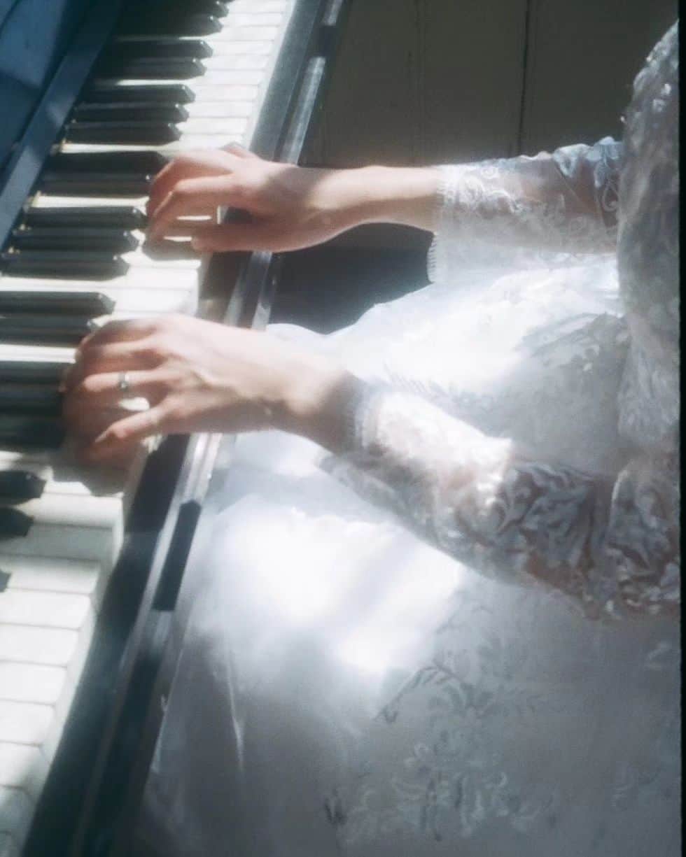 岩倉しおりさんのインスタグラム写真 - (岩倉しおりInstagram)「ピアノとドレス。」11月1日 21時44分 - iwakurashiori