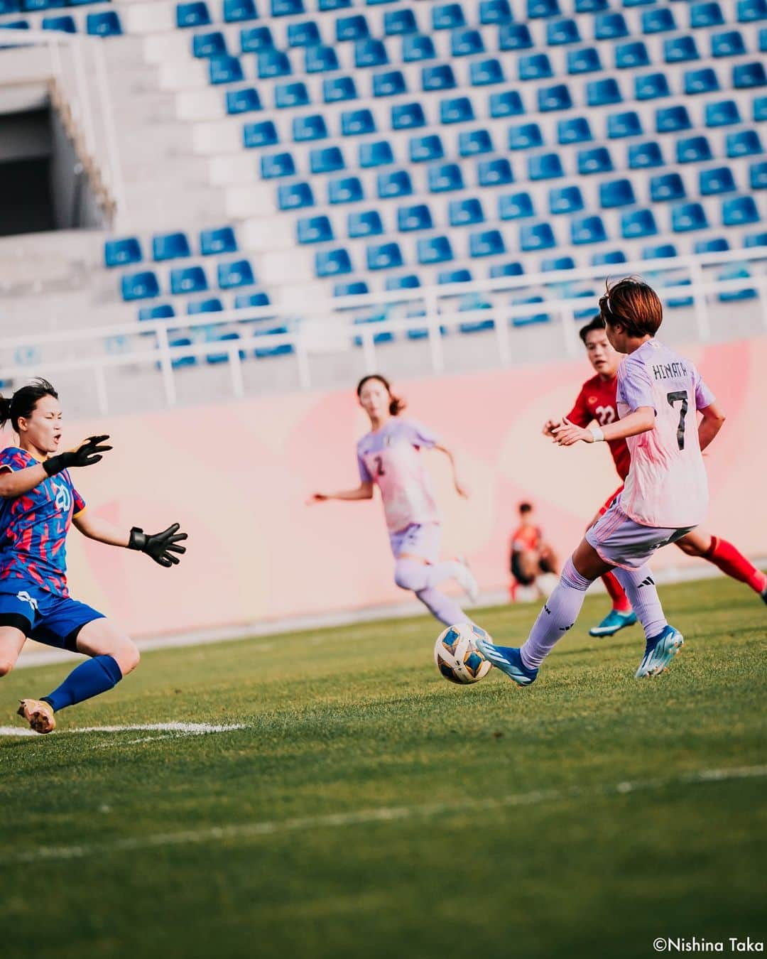 Goal Japanさんのインスタグラム写真 - (Goal JapanInstagram)「#なでしこジャパン はパリ五輪アジア2次予選の第3戦(最終戦)で #ベトナム女子代表 と対戦し、#清水梨紗 と #守屋都弥 の得点によって2-0で勝利！来年2月に予定されている最終予選への進出を決め、本大会出場権獲得まであと一歩としている。(Photo: Nishina Taka @r11shinataka )  #soccer #football #womanfootball #womensoccer #daihyo #nadeshiko #nadeshikojapan #サッカー #フットボール #女子サッカー #サッカー日本代表 #アジア2次予選 #パリ五輪予選 #⚽️」11月1日 21時45分 - goaljapan