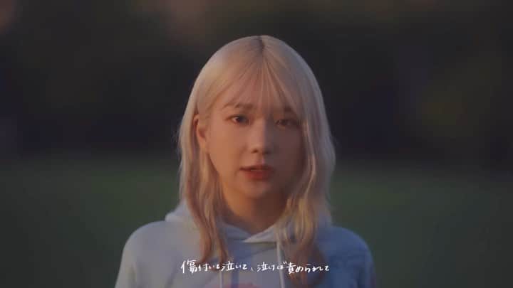 のインスタグラム：「MVでました ⁡ 撮影中何度も胸がいっぱいになりました。 ⁡ 監督は山口祐果ちゃん(@ia_2015 ) the peggiesのドラマチックという曲で初めて一緒になって、いつかまた絶対やりたいなと思ってて。 今回この楽曲が出来た時、映像は絶対にゆかちゃんに頼まなきゃと思ったの🥹 ⁡ ゆかちゃんとは、すごく近い視点で世界を見ている気がして、シンパシーを感じるしリスペクトもしていて、本当に大好き。 ⁡ スタイリストはかやちゃん @ka___ya___  メイクはかなやん @kana_mizuno  ⁡ ⁡ みんなのおかげで大事な作品がまた増えました。 ありがとう！！！！ ⁡ はーー同年代の女子で良いもの作れたの嬉しいな😭❤️‍🔥 ⁡」