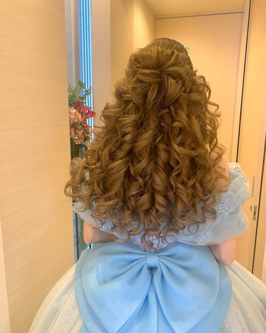 ウェディングヘアメイクルーチェのインスタグラム：「後撮りのふわふわ花嫁さま ヘアアレンジ  もうね。 ふわふわのプリンセス仕上げが ご希望のかわいい花嫁さま  26ミリアイロンで 長時間、風吹いても カールが取れないように仕上げ✨  #プリンセスヘア  ルーチェからのサンクスプレゼント🕊️  ルーチェにて 挙式ヘアメイクもしくは 撮影ヘアメイクをお申し込み花嫁さまへ  アクセサリー2点レンタル&新郎さまメイク をプレゼントさせていただきます。  ※2023年12月末までに お申し込み花嫁さま対象  お申し込み時に「フォロワープレゼント」と お知らせくださいね♡  #ブライダルヘアメイク #出張ヘアメイク#持ち込みヘアメイク#花嫁ヘア#花嫁ヘアメイク」