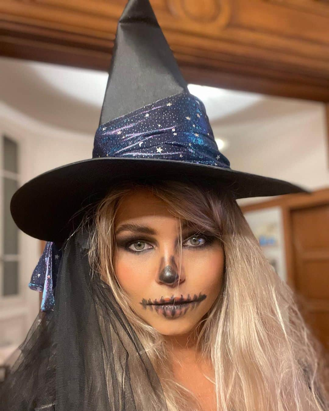 Kristina Kots Gotlibのインスタグラム：「Грустная #ведьмочка , однако получилась #helloween #helloweenmakeup💀👹🎃🐾 #hellowen2023 #ведьма #sorcière #witch #кристинакоцготлиб」