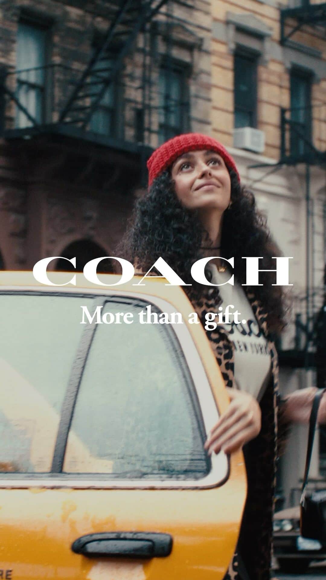 のインスタグラム：「When is a gift more than a gift? 🎁 When it gives you a little extra shine, and reminds you you’ve got someone in your corner. Our holiday story starts with a new New Yorker who knows she’s got what it takes. 🗽🚕🍎  Our #CoachHoliday story celebrates the gifts that give us the confidence to be ourselves.   Director: @christineyuan  Editor: @instagrahamsam at @modern.post Stylist: @heidibivens Hair: @adammarkarian Makeup: @therealistdotti  #WearYourShine #CoachNY」