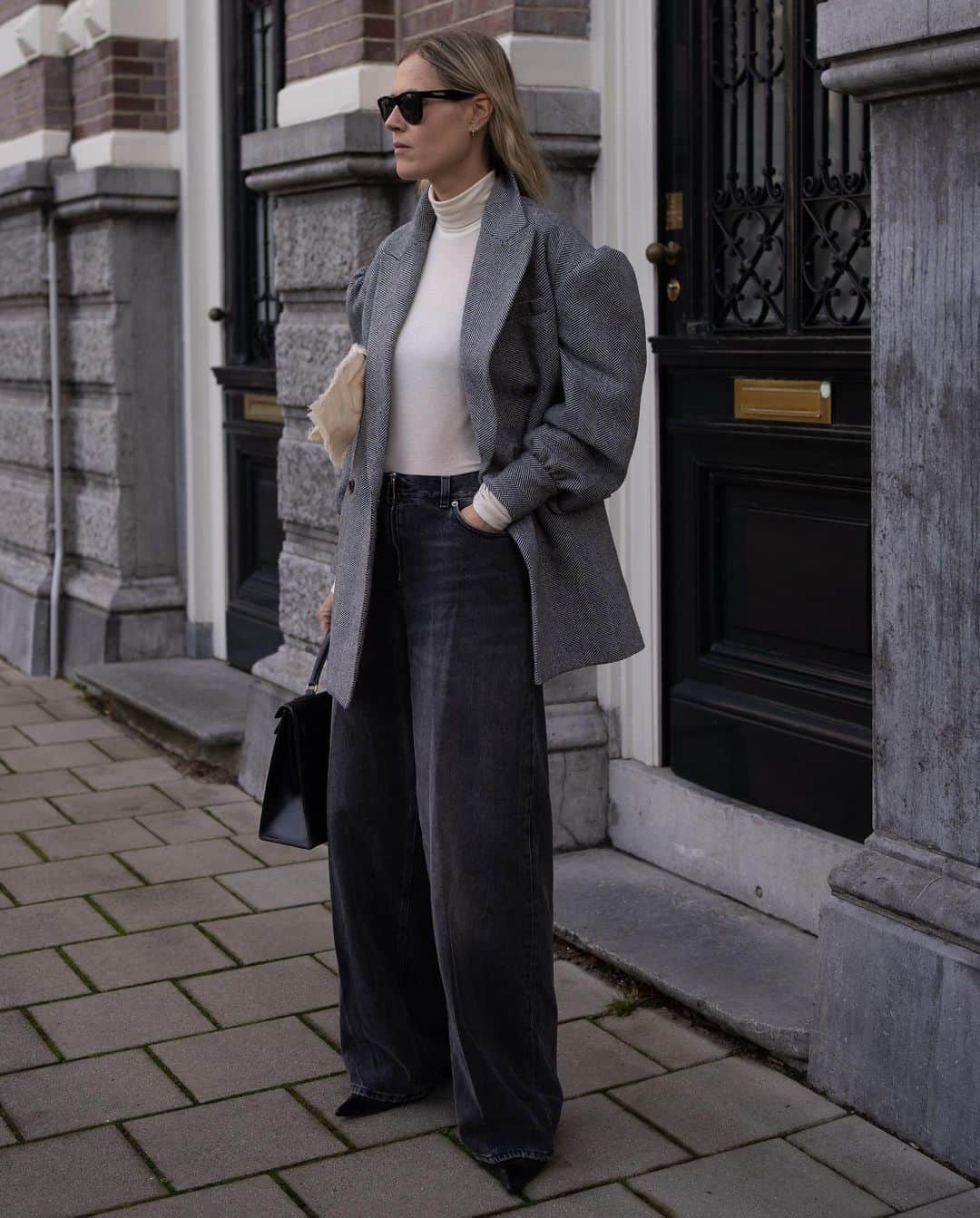 Linda Tolのインスタグラム：「Around Town」