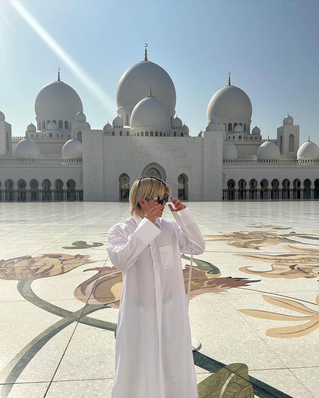 木村太陽さんのインスタグラム写真 - (木村太陽Instagram)「Habibi welcome to UAE 🇦🇪   Sheikh Zayed Grand Mosque is the most beautiful🕌  #sheikhzayedmosque #uaetravel #uae #dubaï #dubaitravel #sheikhzayedgrandmosque #worldtraveler #世界一周」11月1日 21時51分 - taiyojr.10