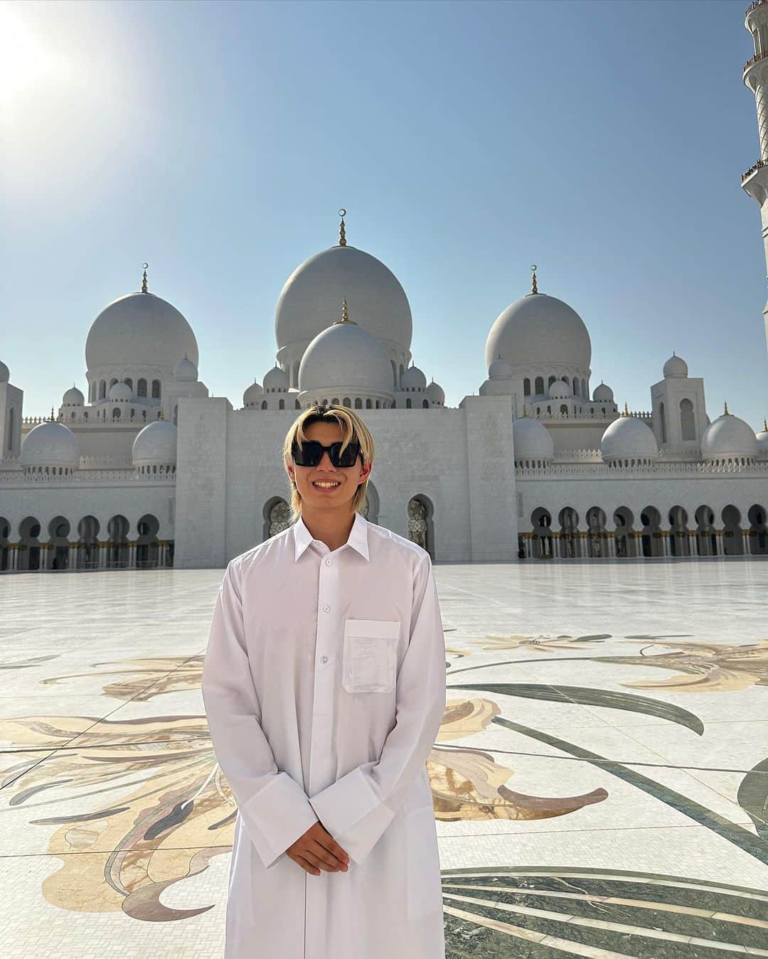 木村太陽のインスタグラム：「Habibi welcome to UAE 🇦🇪   Sheikh Zayed Grand Mosque is the most beautiful🕌  #sheikhzayedmosque #uaetravel #uae #dubaï #dubaitravel #sheikhzayedgrandmosque #worldtraveler #世界一周」