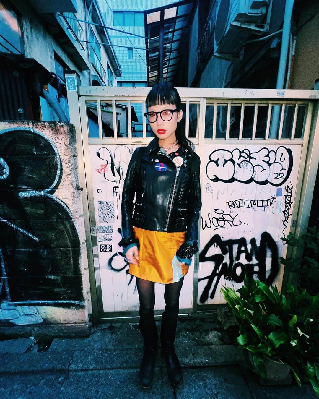 tsubame408のインスタグラム：「. ライダースの季節です☺️ 最近はPC持って走り回ってるのでリュックをGET🦋 フリーダカーロと @kipling とのコラボリュックを使ってます💖 メキシコ好きとしてはたまらないitemです。。♡ ちょうどいいサイズ感で何より可愛い❤️ .  #tokyo#tattoogilr#punkgirl#supergirl#swallowsnest_clothe#tsubame_私服#PUNKGLRL#tokyostyle#drmartens#streetsnap#kipling#フリーダカーロ」