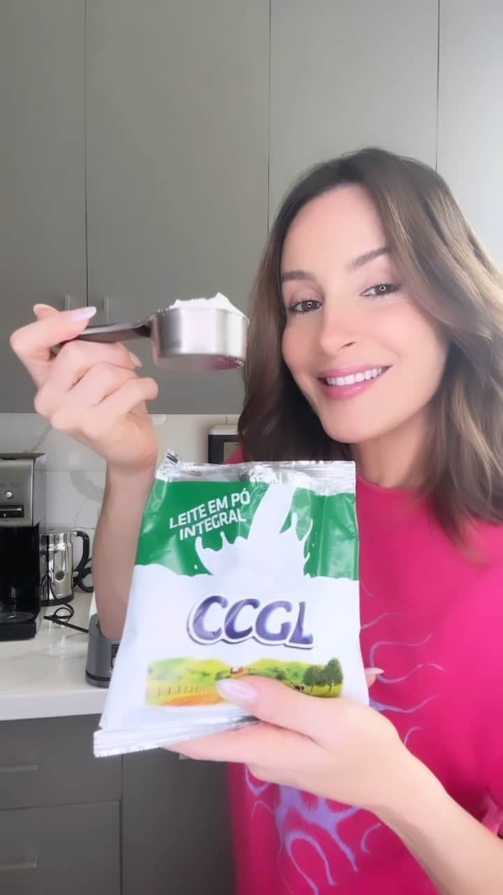 Claudia Leitteのインスタグラム：「Uma dica super saborosa que me da energia para encarar a correria do dia a dia é o leite em pó da @ccgloficial. É super prático e delicioso, parceiro para todas as horas 🥛🤍.」