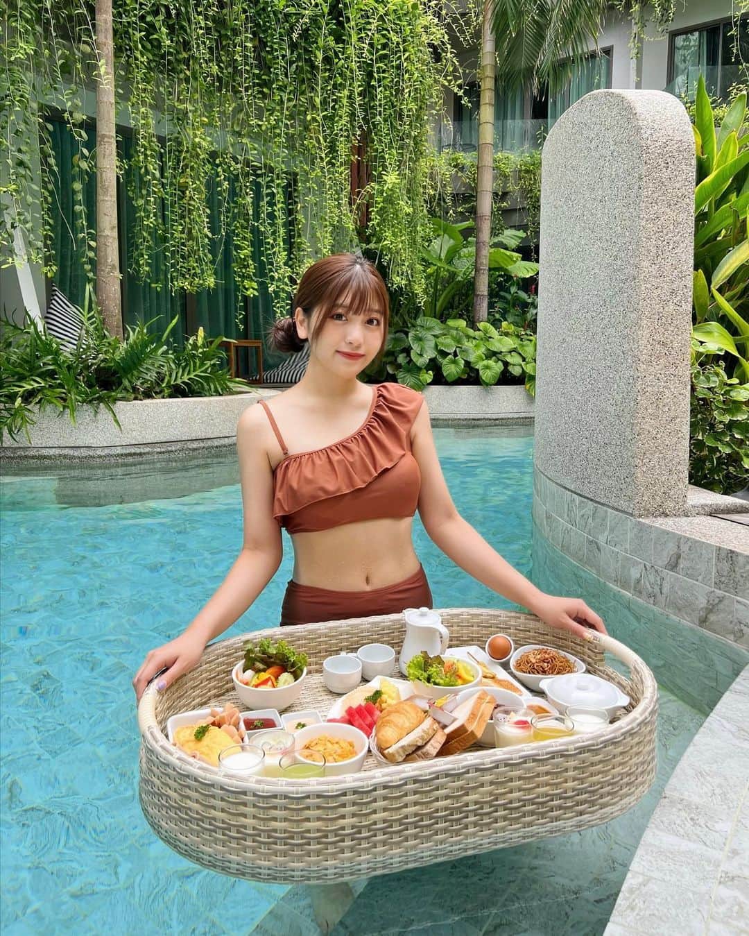 のインスタグラム：「東南アジアに行ったらやりたいことNo.1だったFloating Breakfast🍳  贅沢で幸せな朝でした🌅✨」
