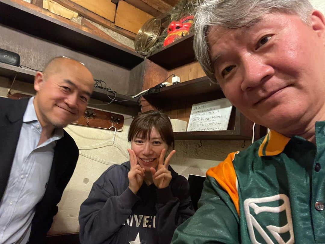 柴田淳さんのインスタグラム写真 - (柴田淳Instagram)「ダイヤモンド社の敏腕編集者ツッチーこと土江さんが一日店長をやっているというので、日本音響研究所の鈴木所長に誘われて、ソフトドリンクを飲みに行ってきました！  ツッチーも鈴木所長も舞台を観に来て下さっていたので、お会いしてお礼を言いたかったので、グッドタイミング❣️  観に来て下さってありがとうございました🥹✨  ソフトドリンク飲みまくったぁ🤣  そして、鈴木所長の送迎付きで至れり尽くせりだったのに、鈴木所長が最後にサプライズで２２周年のお祝いです🥂と、お花をくださいました💐 なんてスマートな紳士なんだろう🤩 ドアも開けてくれて☺️ 一杯ご馳走になっちゃったり😝 ありがとうございました🥰  鈴木所長とは、クラブハウスで直接お話しさせて頂いてから、私のライブに来てくださって、毎回楽屋で挨拶はしていたのですが、じっくりお話しするのは実は初めてで…。 なのに、めちゃくちゃ普通に、あのねあのね、とマシンガントーク。 私と一緒に居て疲れなかったかなぁってちょっと心配😂 でもとても楽しかったです。  元々テレビで先代のお父様の頃から知ってて、クラブハウスでも凄い人なんだよーっ！と言ってたくらい大ファンでした。  楽しかったです。 学校帰りのヨレヨレのすっぴん柴田でしたが、とても癒されました。 鈴木所長のビックリマンシールには笑いました🤣 ツッチーにも久々に会えて良かった。お芝居の感想も聞けて良かった！  鈴木所長、素敵な夜をありがとうございました😊 土江さん、楽しいひとときありがとうございました😊  @tucchi2009 @suzuki_onkyo #ゴールデン街 #新宿  ps 家に着いて早速花束を生けたら、ケニアの薔薇が混じってることに気づきました 今年枯れてしまったケニアのバラです。 帰ってきました！ 根付かせますっっ😤」11月1日 21時56分 - shibatajun_official